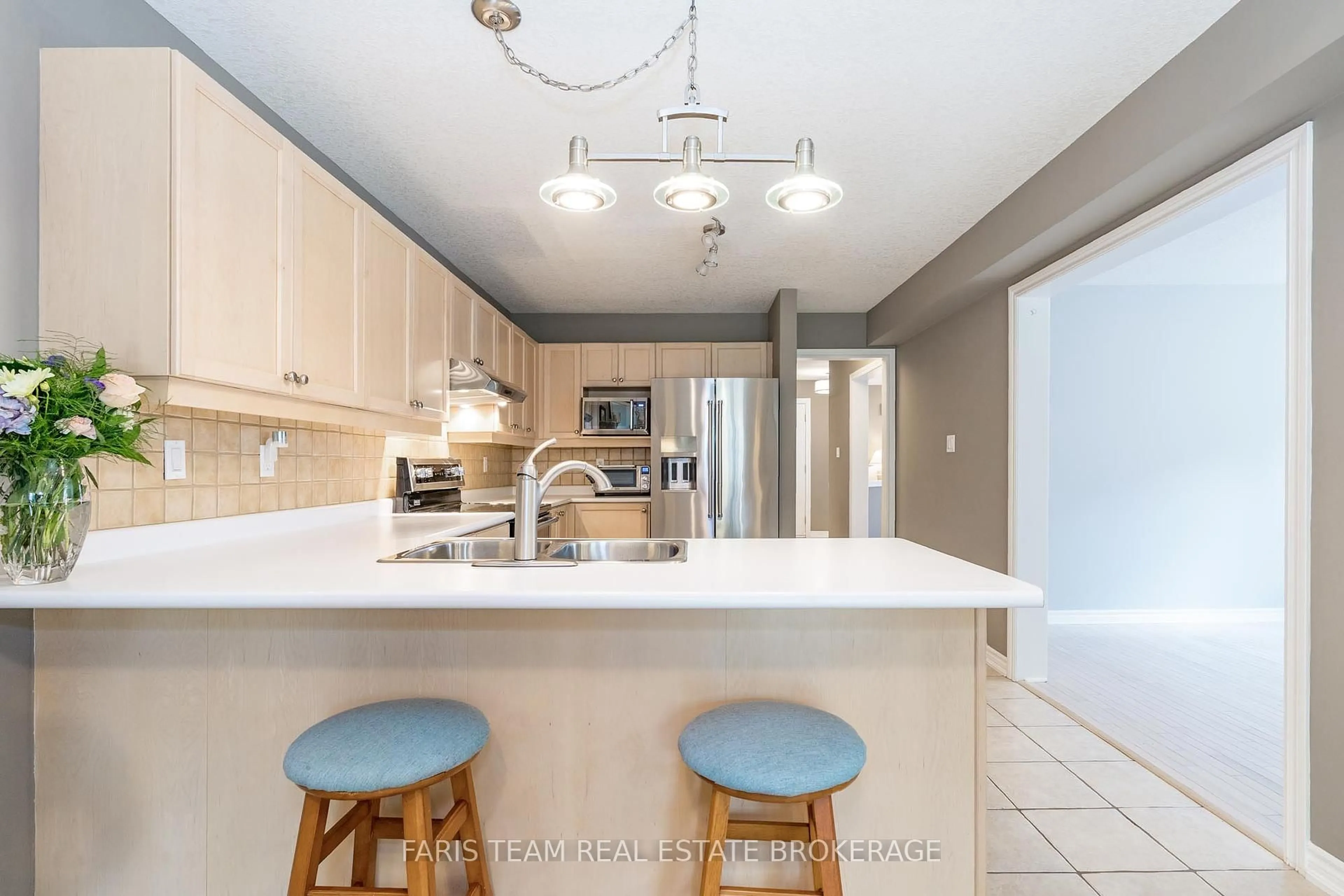 Open concept kitchen, ceramic/tile floor for 40 Sovereign's Gate, Barrie Ontario L4N 0K7