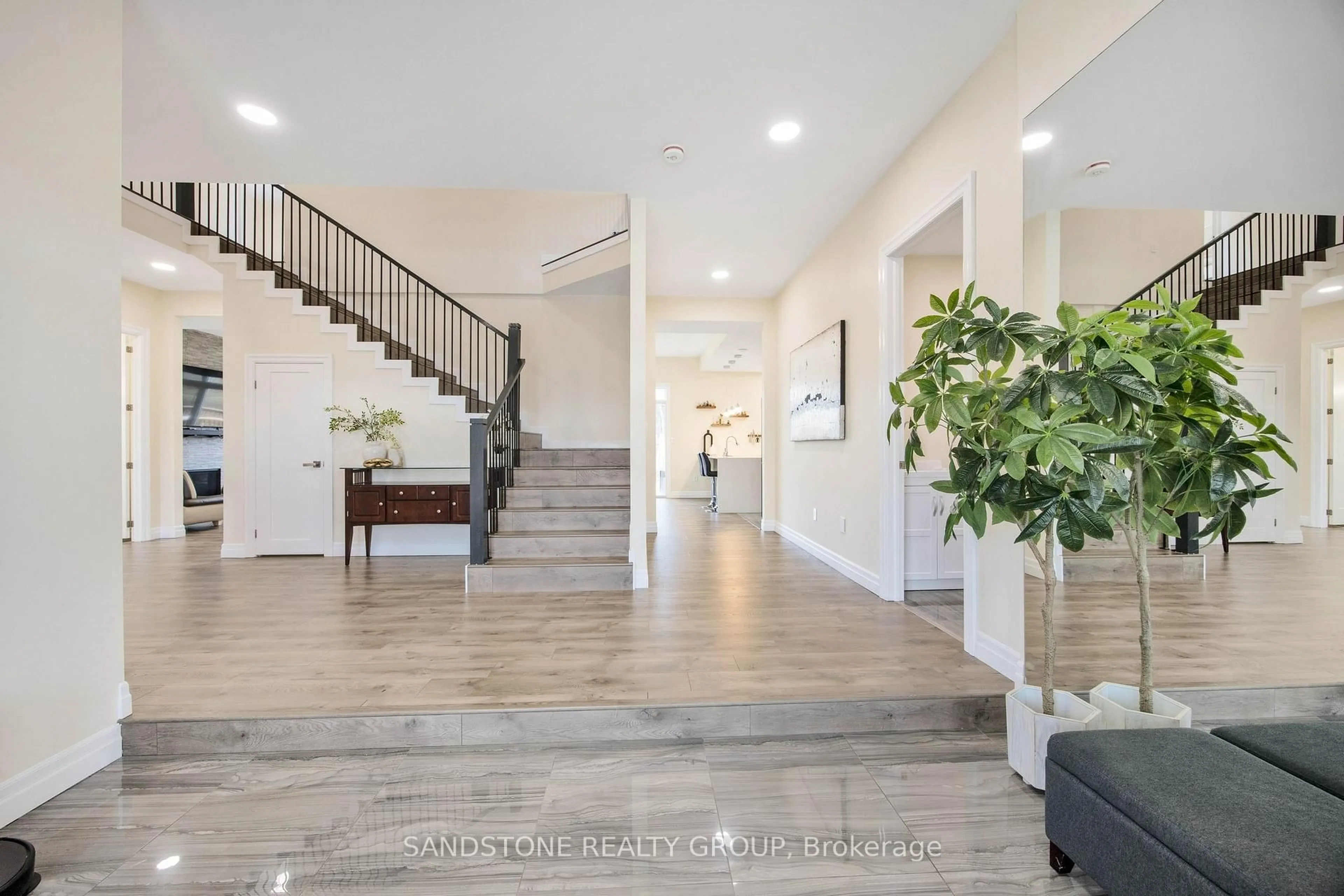 Indoor foyer for 6 Dorothys Dr, Oro-Medonte Ontario L0L 1T0
