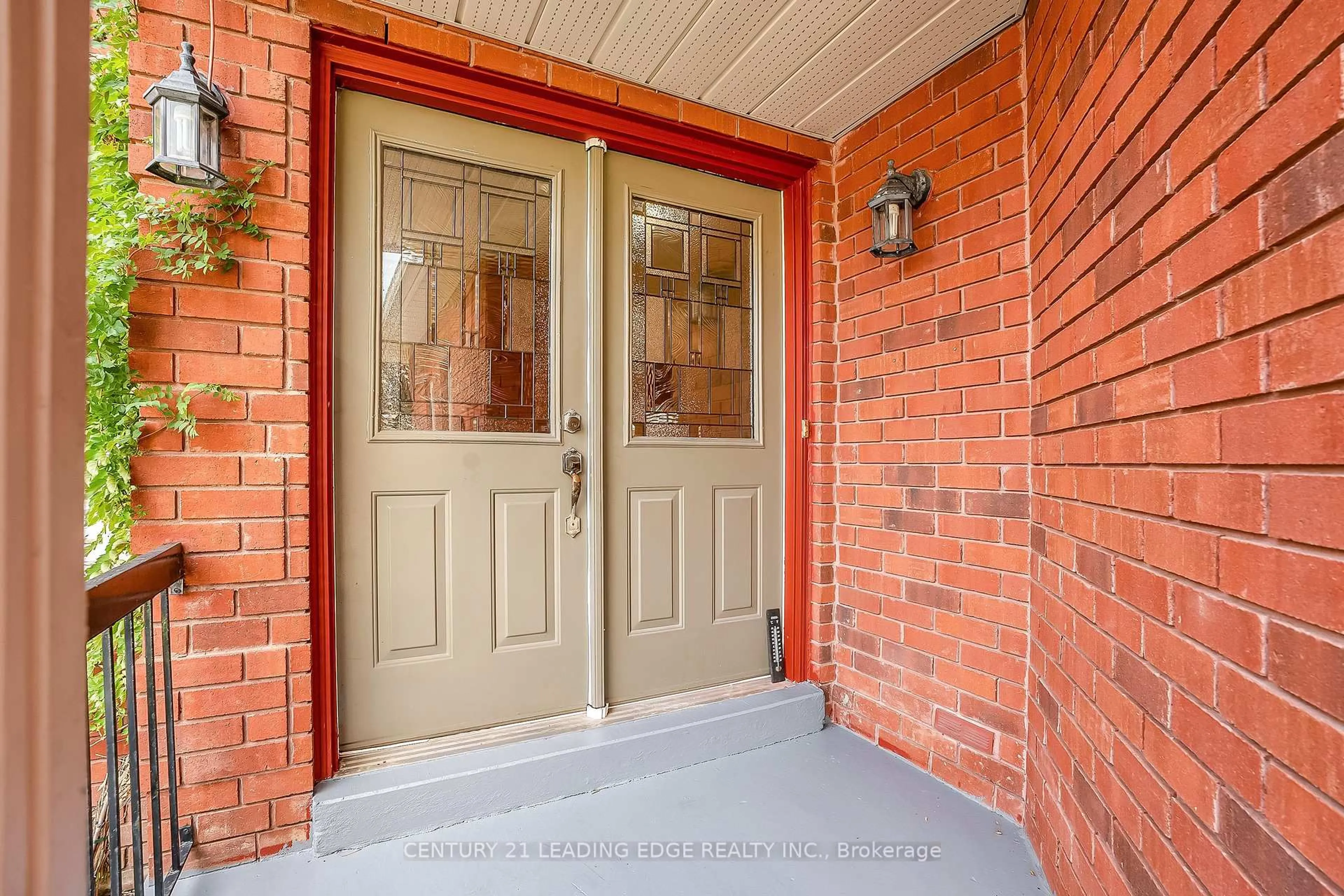 Indoor entryway for 21 Brushwood Cres, Barrie Ontario L4N 7G6