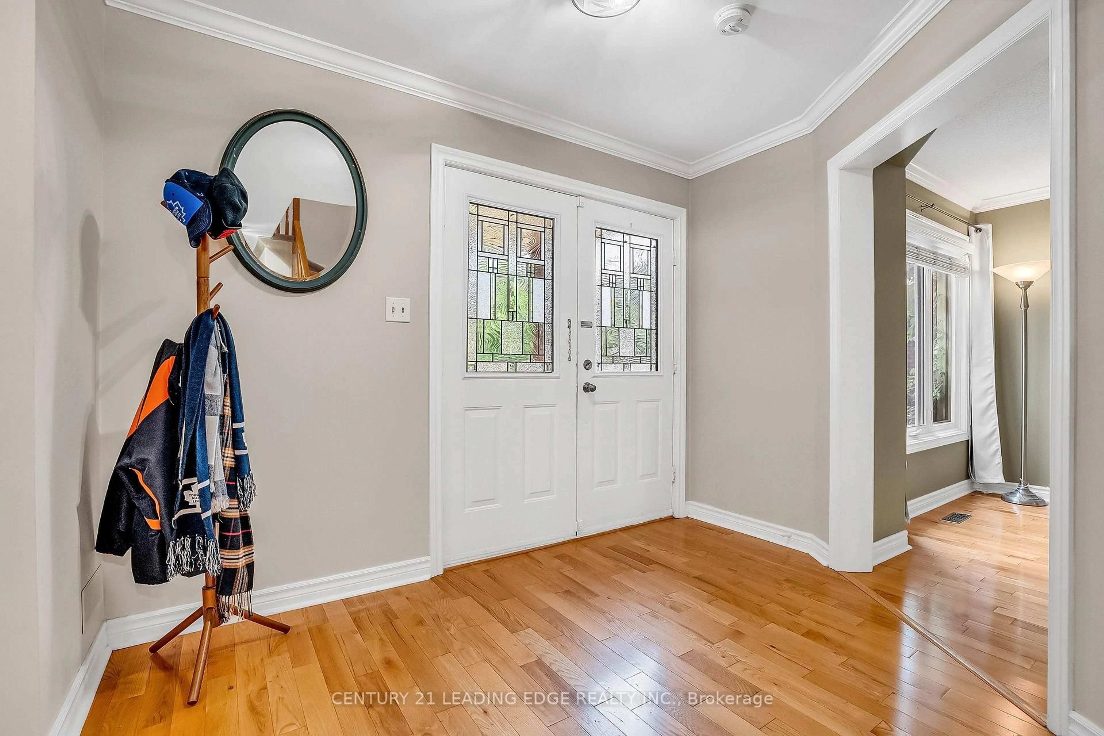 Indoor entryway for 21 Brushwood Cres, Barrie Ontario L4N 7G6