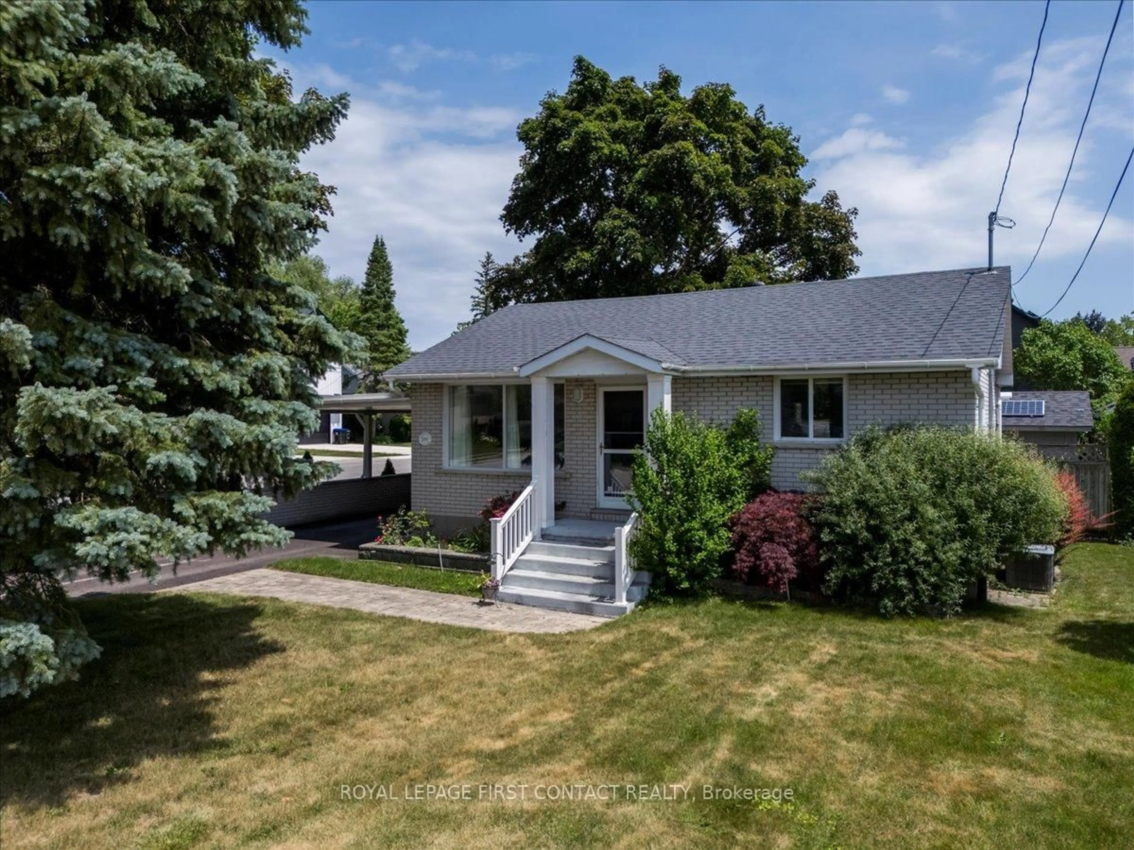 A pic from outside/outdoor area/front of a property/back of a property/a pic from drone, street for 591 Oak St, Collingwood Ontario L9Y 2Z2