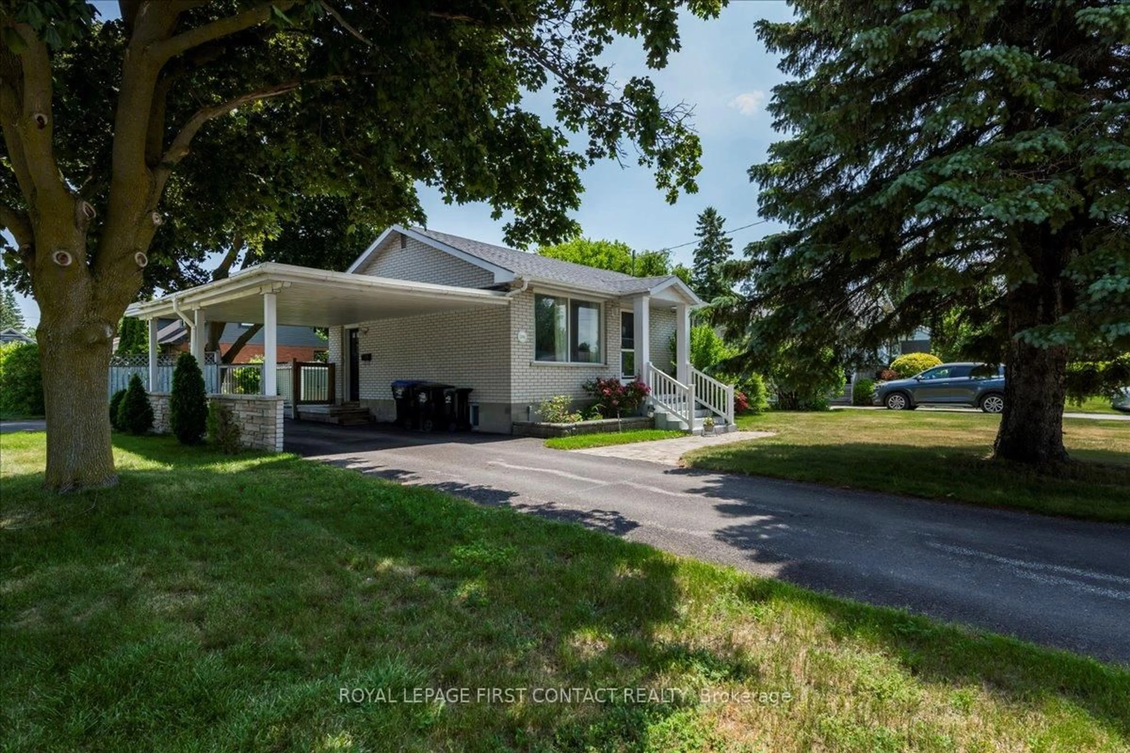 A pic from outside/outdoor area/front of a property/back of a property/a pic from drone, street for 591 Oak St, Collingwood Ontario L9Y 2Z2