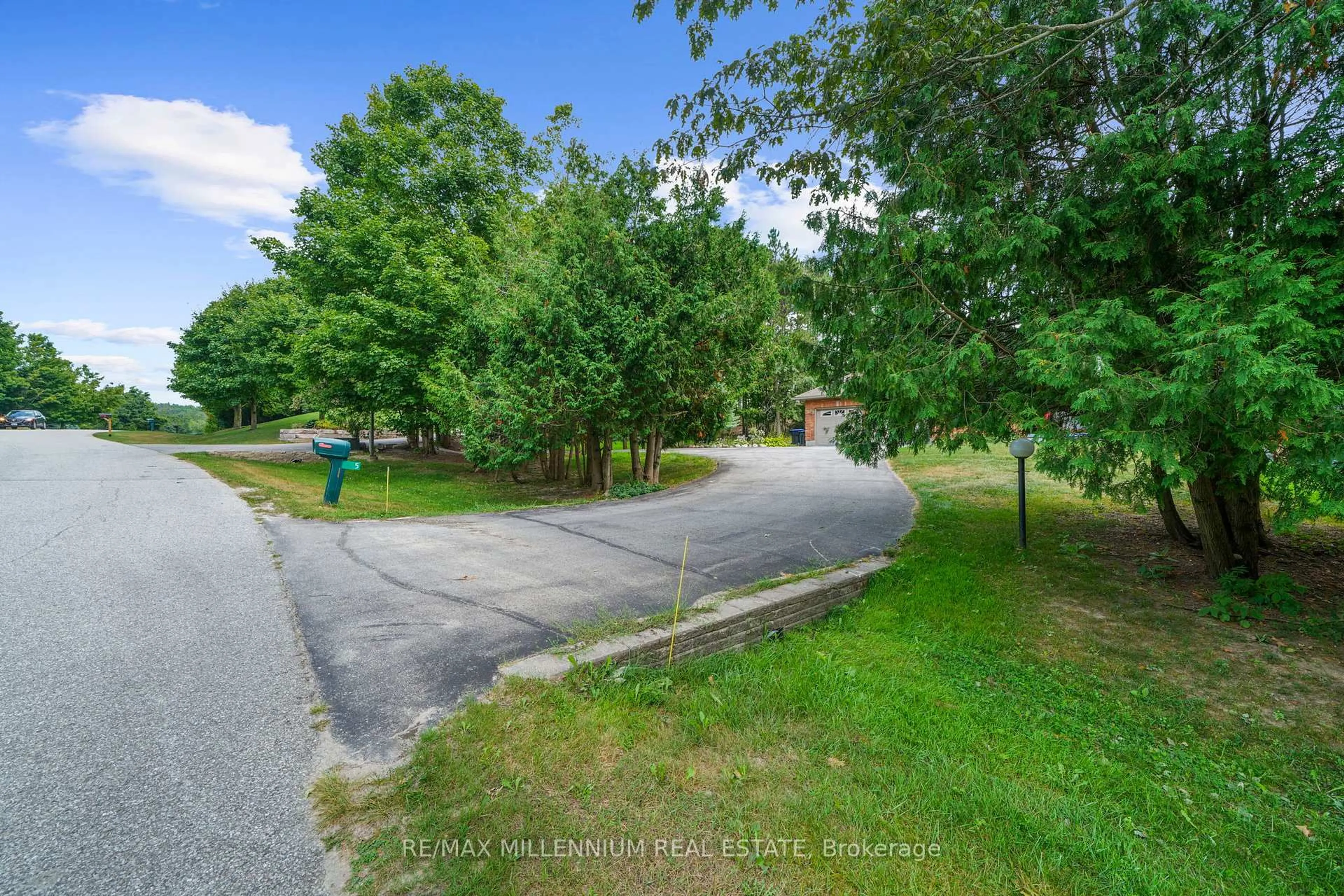 A pic from outside/outdoor area/front of a property/back of a property/a pic from drone, street for 5 Jermey Lane, Oro-Medonte Ontario L0L 1T0