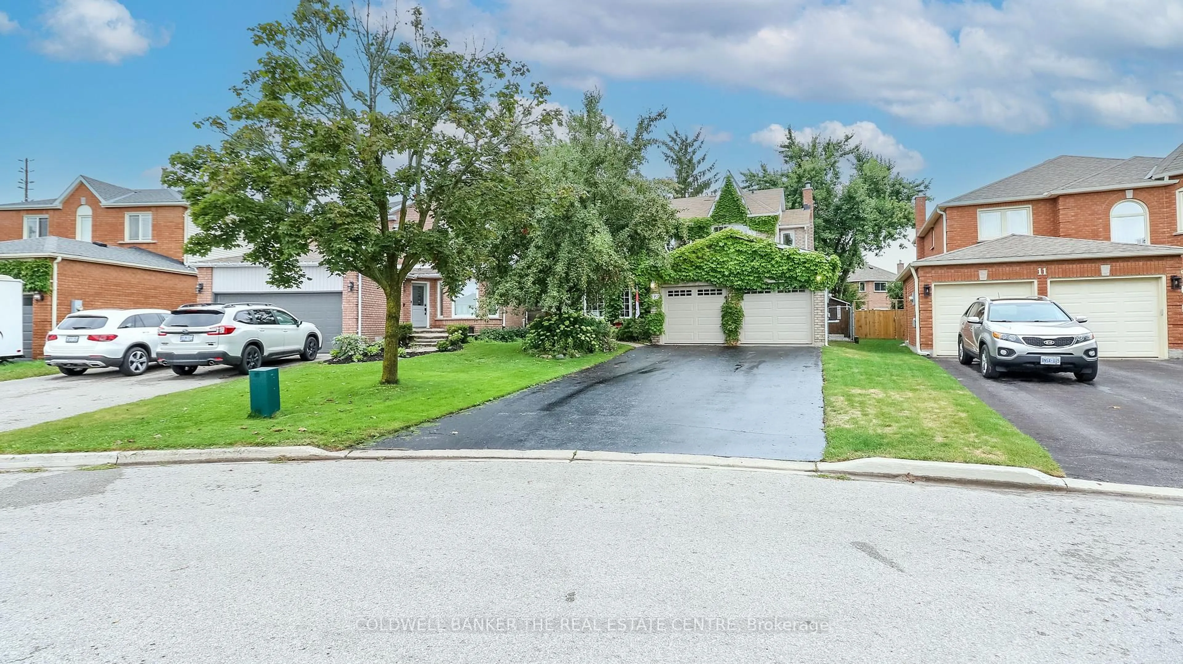 A pic from outside/outdoor area/front of a property/back of a property/a pic from drone, street for 12 Gordon Crt, Barrie Ontario L4N 7A4