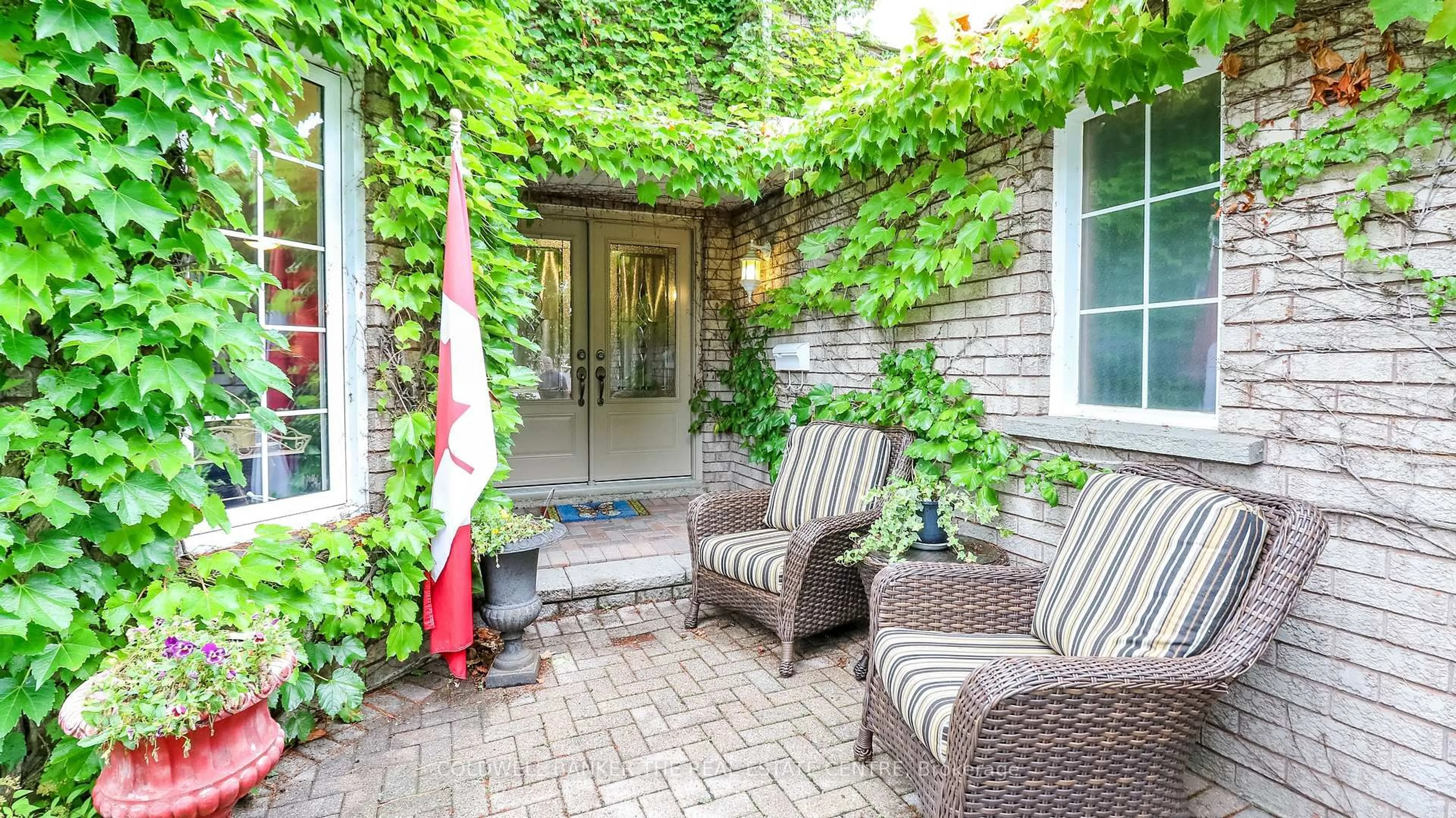 Patio, street for 12 Gordon Crt, Barrie Ontario L4N 7A4