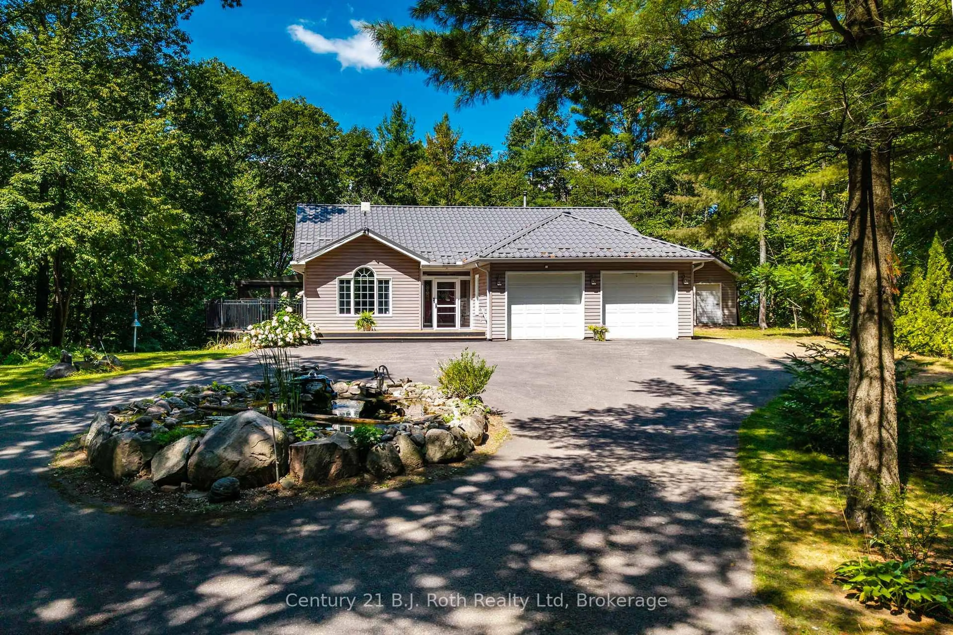 A pic from outside/outdoor area/front of a property/back of a property/a pic from drone, street for 1749 Golf Link Rd, Tiny Ontario L0L 2J0