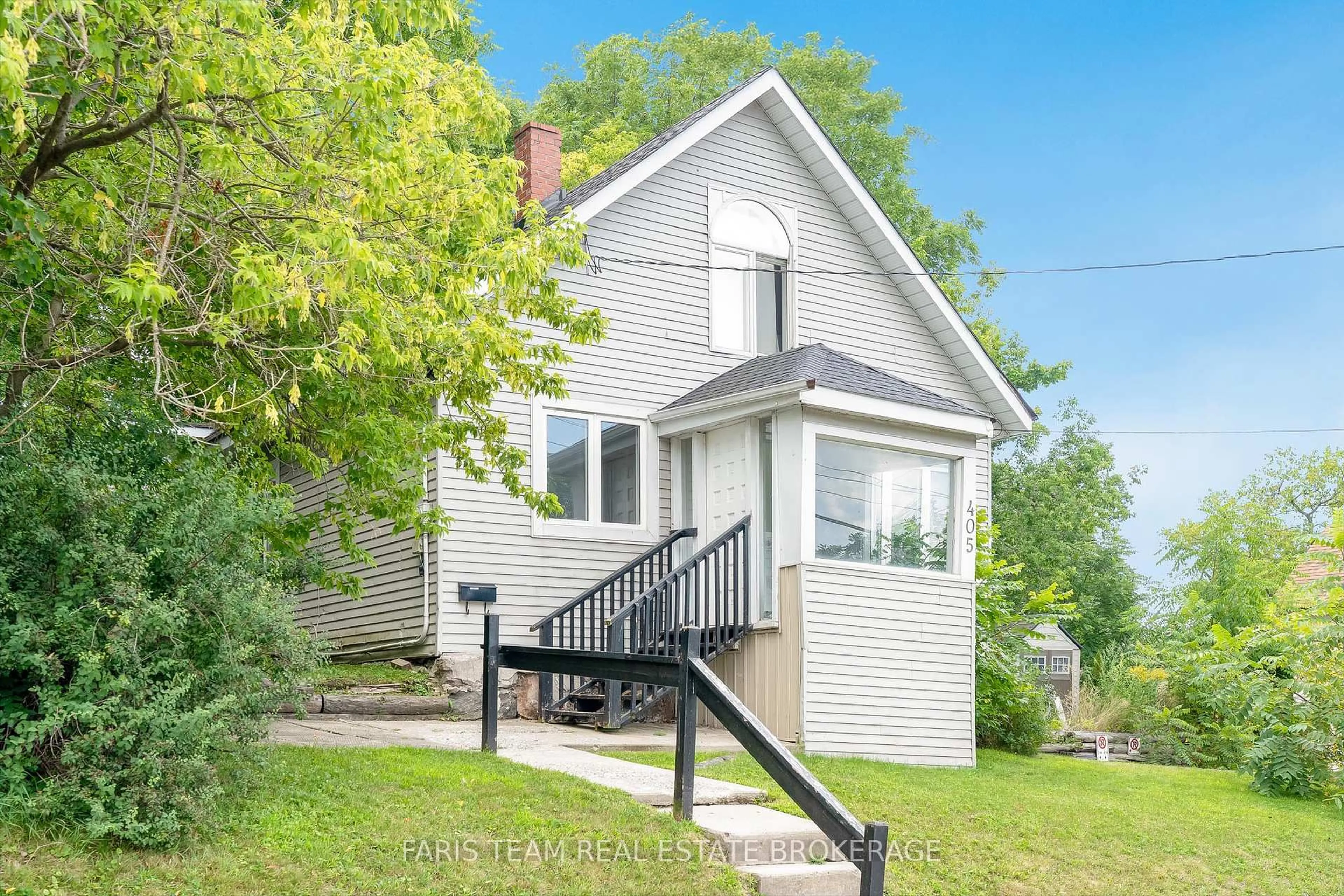Home with vinyl exterior material, street for 405 Bay St, Midland Ontario L4R 1K7