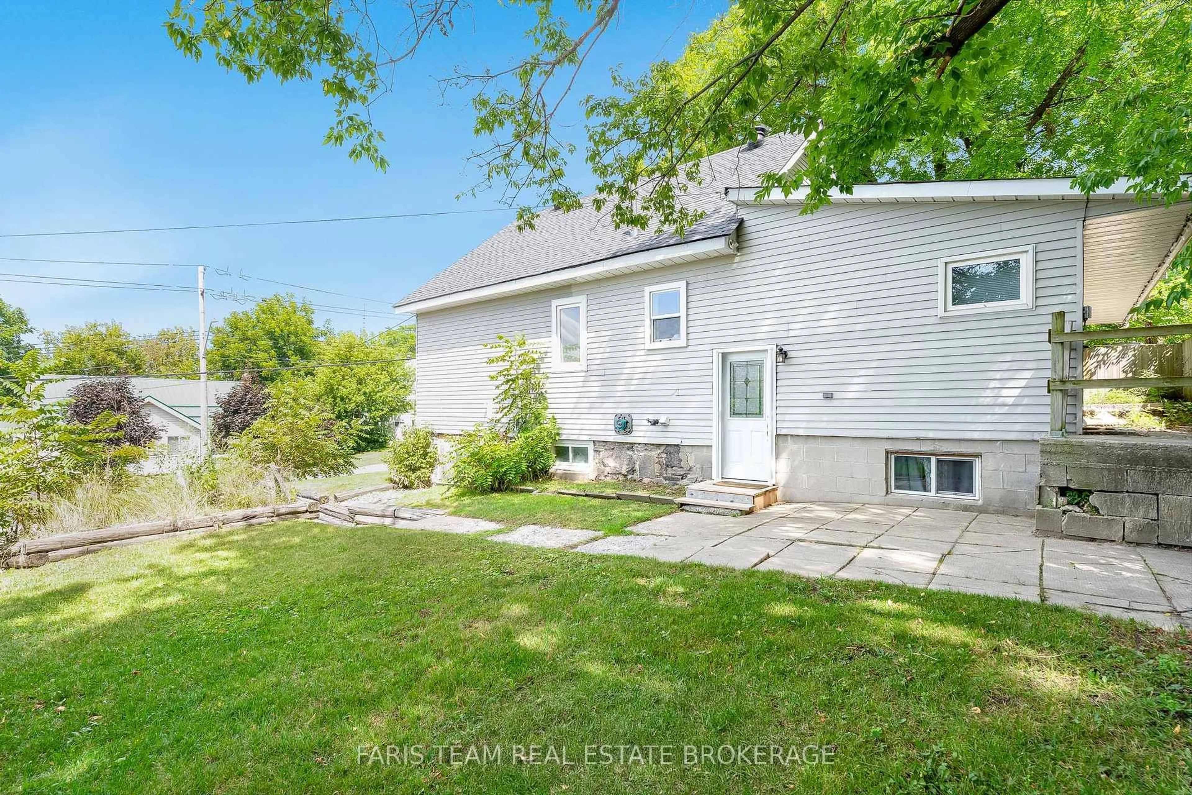 A pic from outside/outdoor area/front of a property/back of a property/a pic from drone, street for 405 Bay St, Midland Ontario L4R 1K7