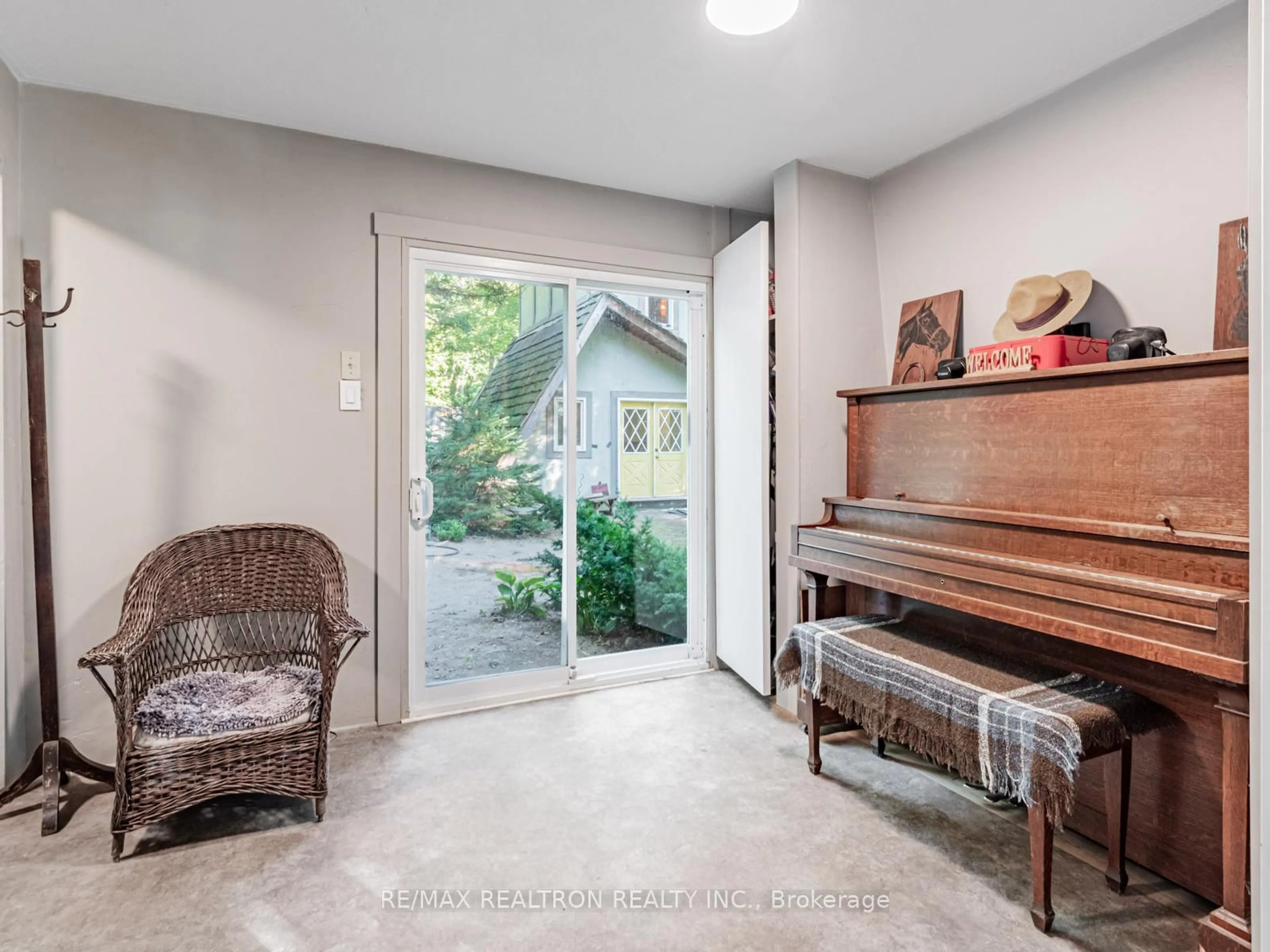 Indoor entryway for 102-104 Farlain Lake Rd, Tiny Ontario L9M 0B5