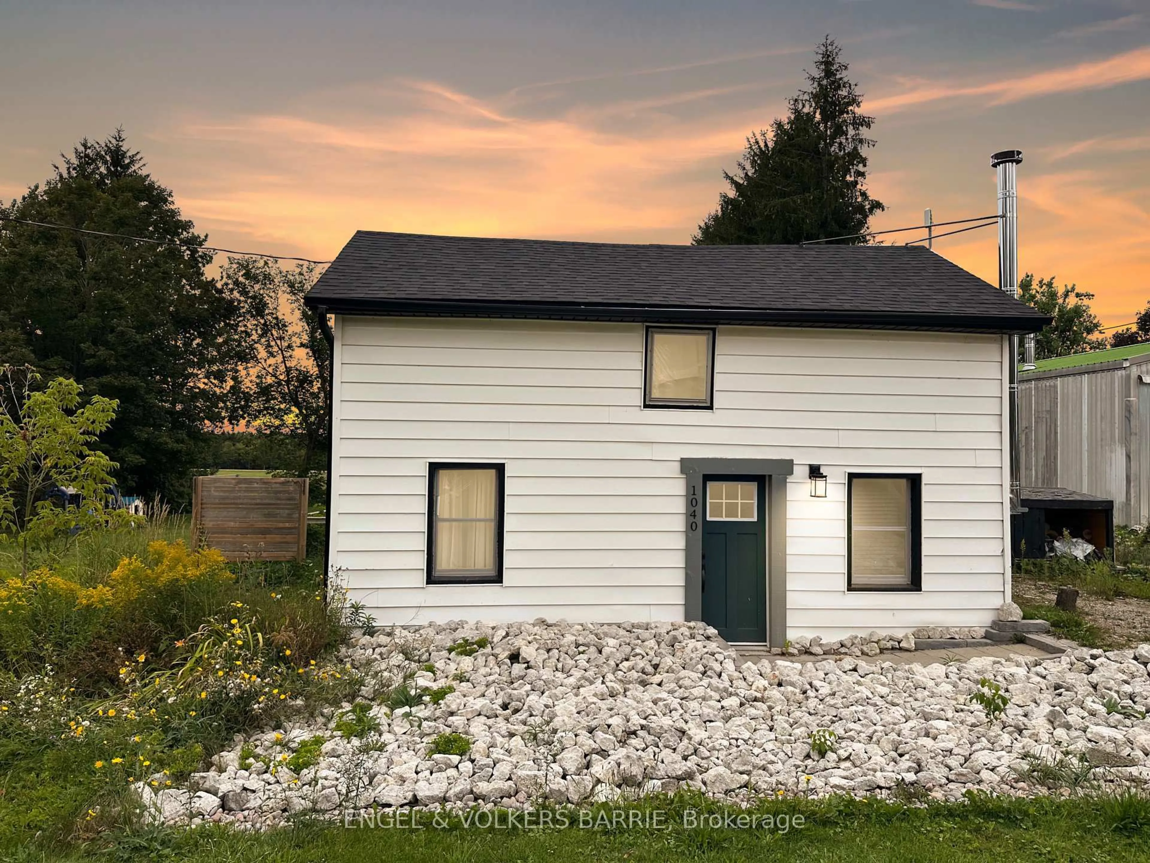 A pic from outside/outdoor area/front of a property/back of a property/a pic from drone, building for 1040 124 COUNTY Rd, Clearview Ontario N0C 1M0