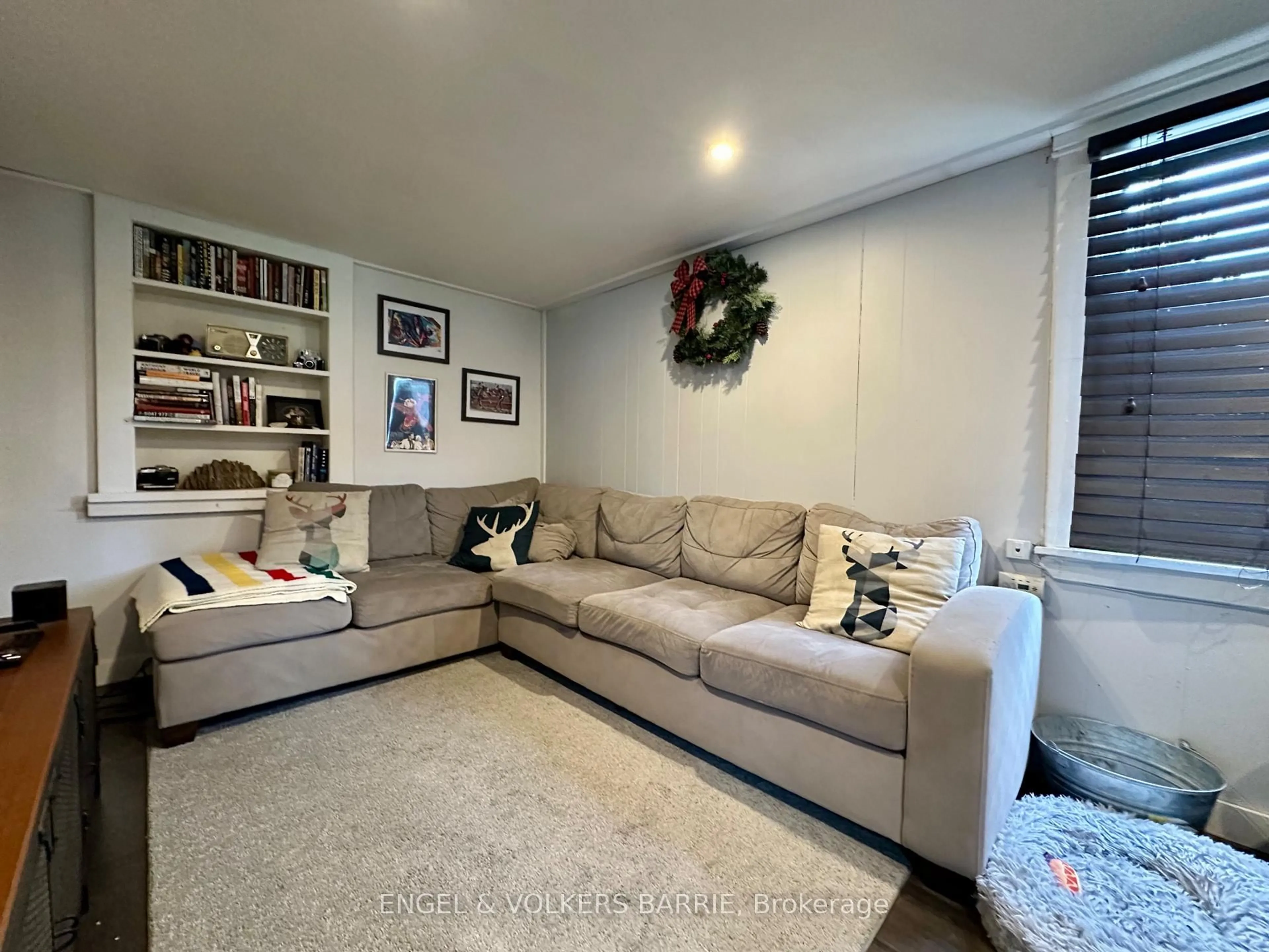 Living room with furniture, unknown for 1040 124 COUNTY Rd, Clearview Ontario N0C 1M0