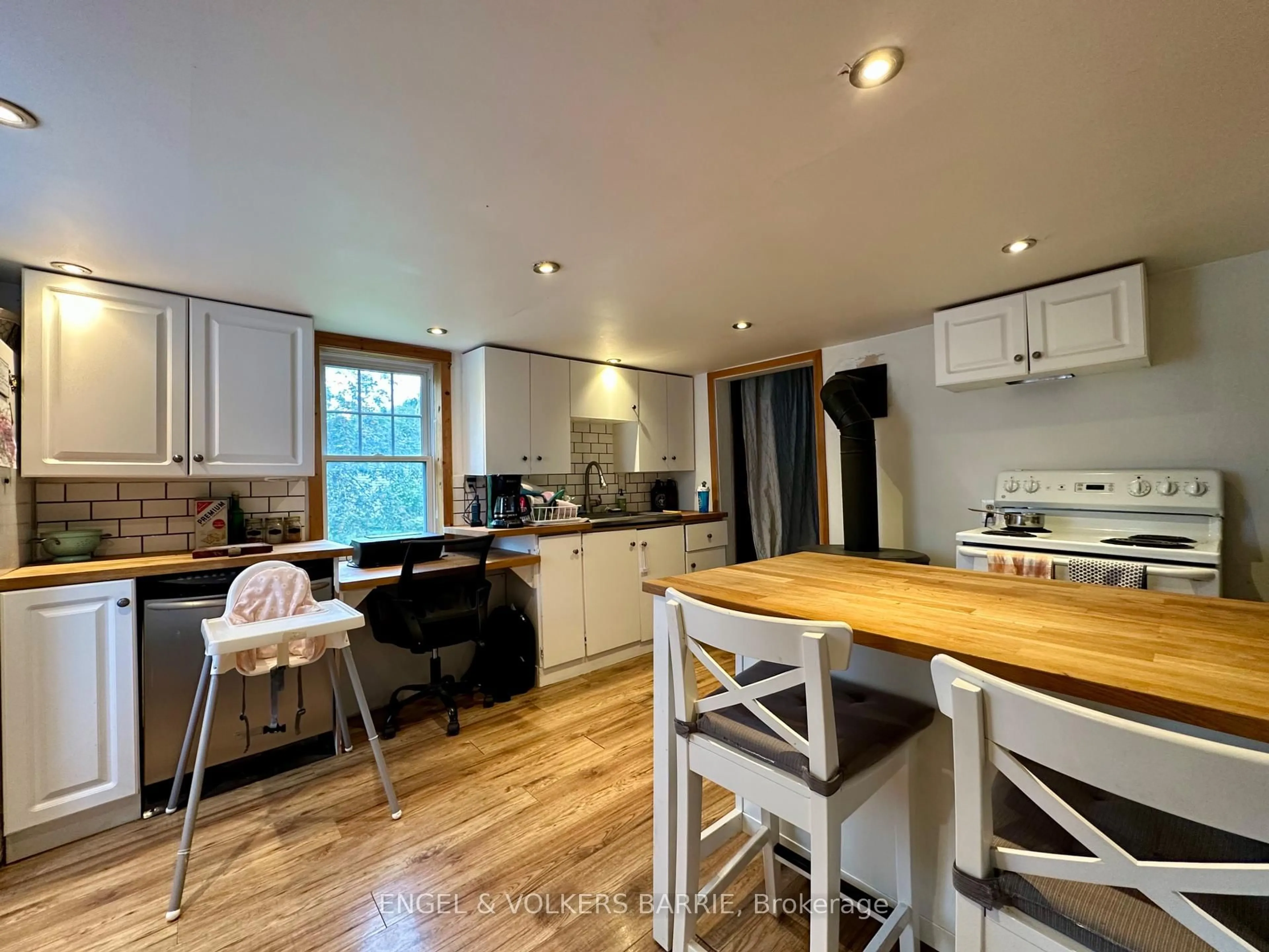 Open concept kitchen, wood/laminate floor for 1040 124 COUNTY Rd, Clearview Ontario N0C 1M0