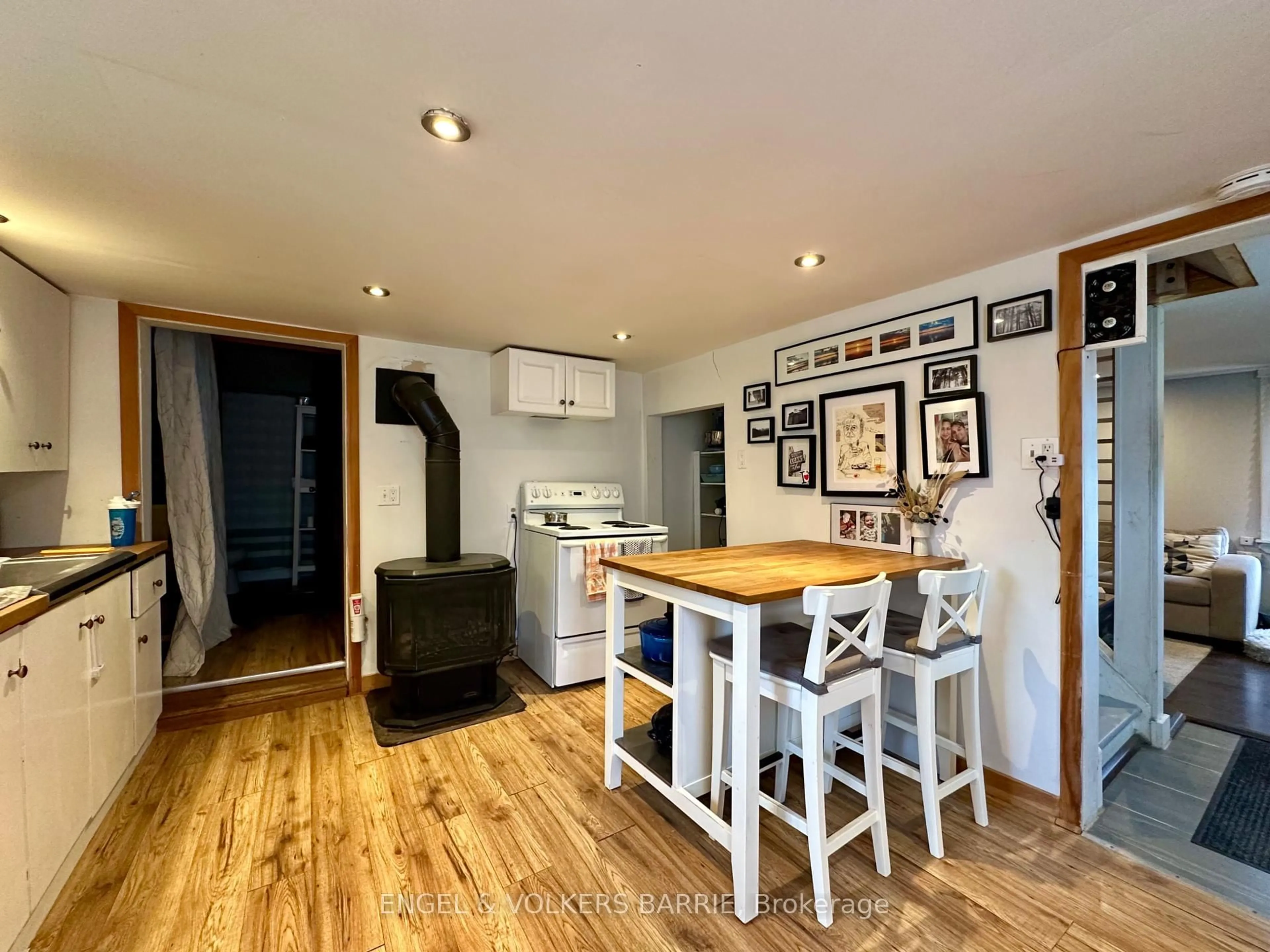 Open concept kitchen, wood/laminate floor for 1040 124 COUNTY Rd, Clearview Ontario N0C 1M0