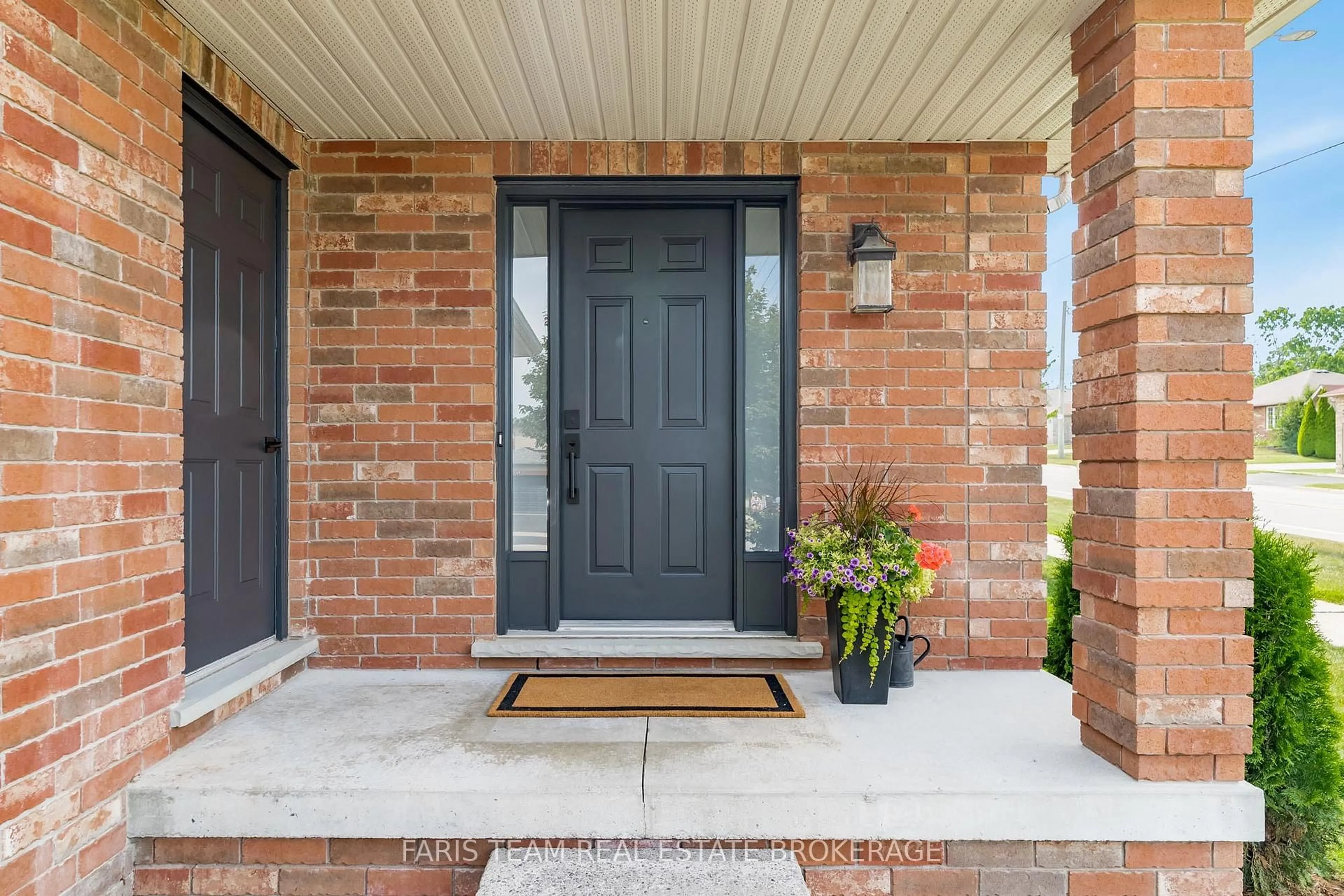 Indoor entryway for 40 Brown Wood Dr, Barrie Ontario L4M 6N5