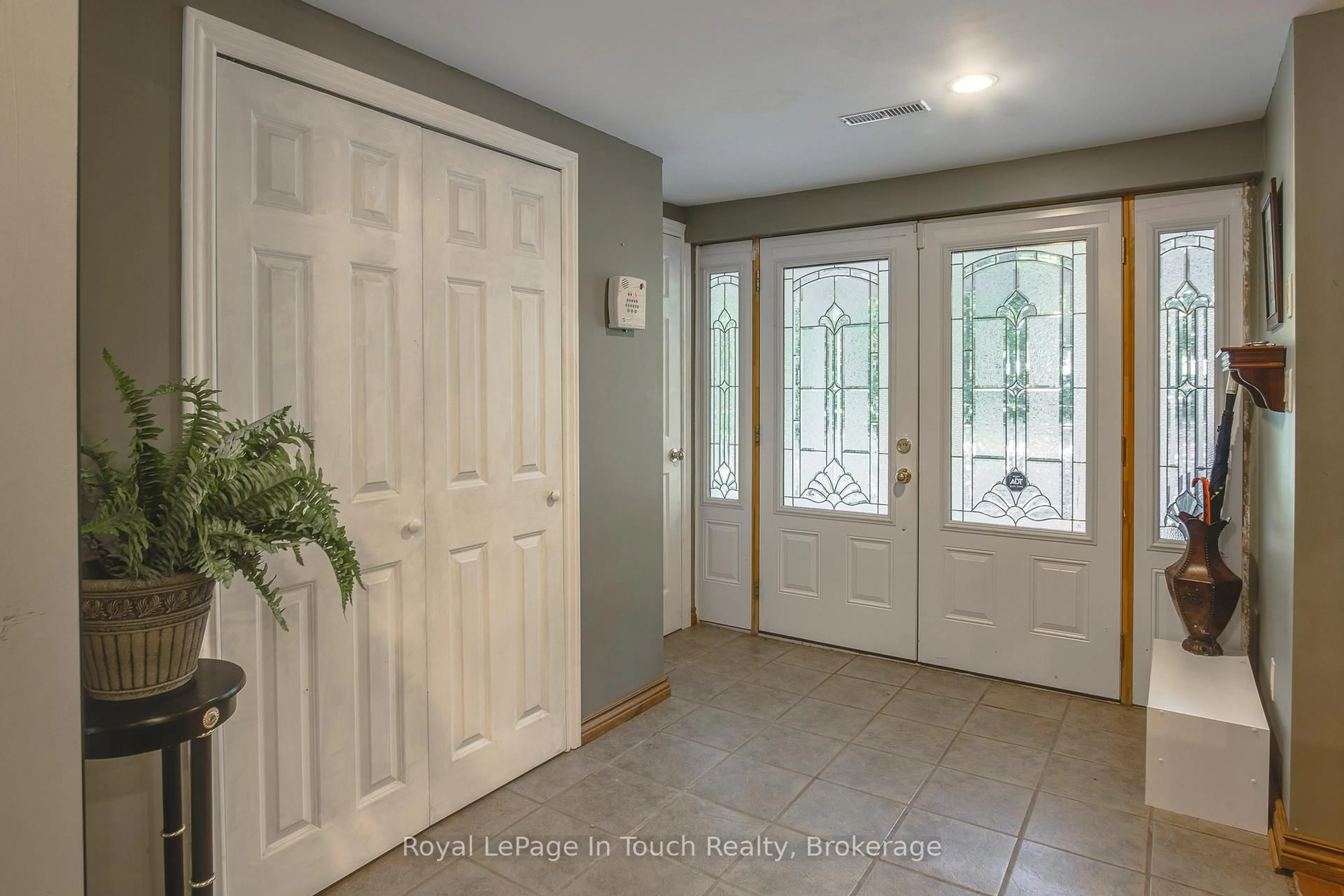 Indoor entryway for 5 Gary Crt, Tiny Ontario L9M 0H3