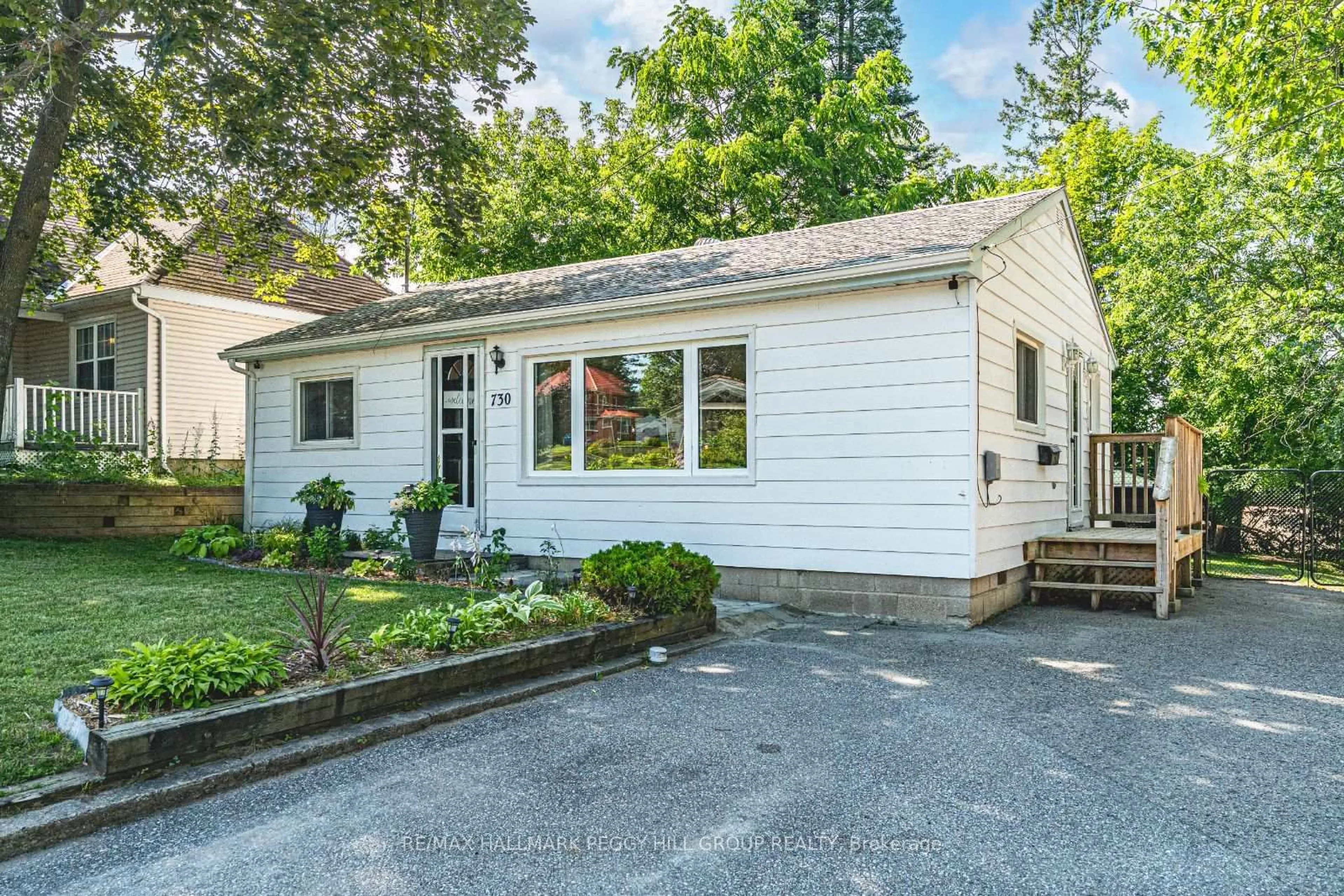Home with vinyl exterior material, street for 730 Quebec St, Midland Ontario L4R 1E6