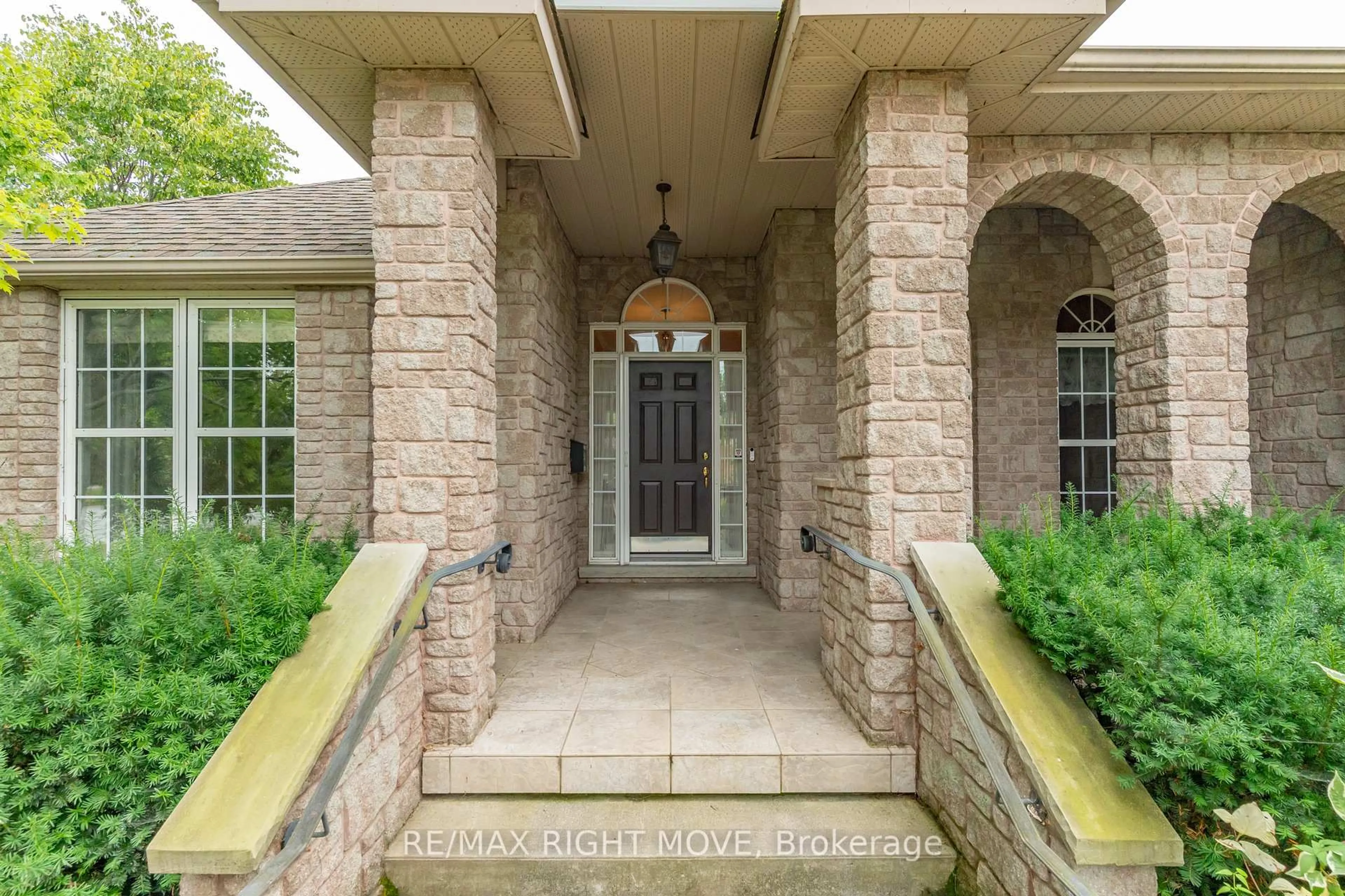 Indoor entryway for 3 Thicketwood Pl, Ramara Ontario L0K 1B0