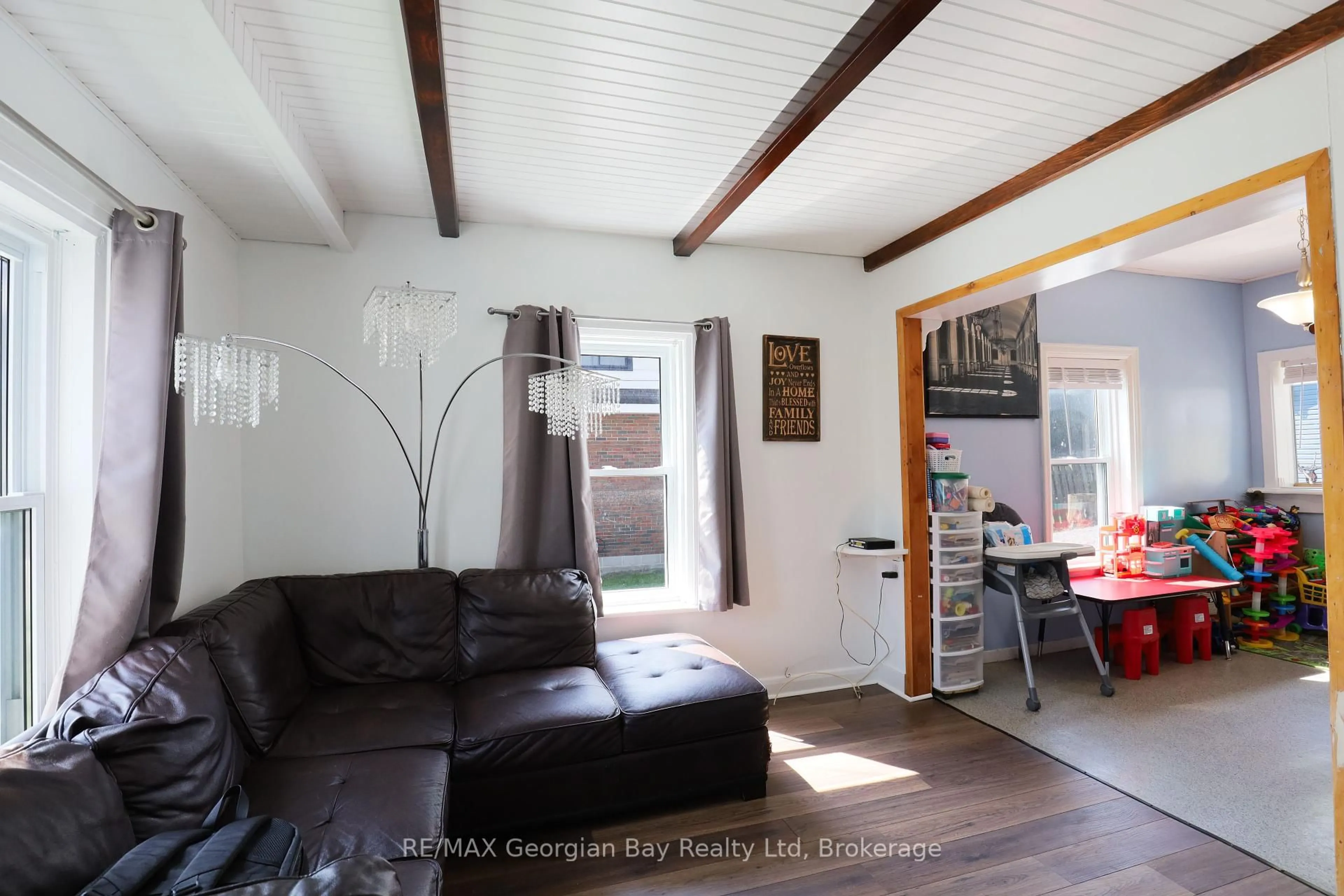 Living room with furniture, wood/laminate floor for 136 Fourth St, Midland Ontario L4R 3T2