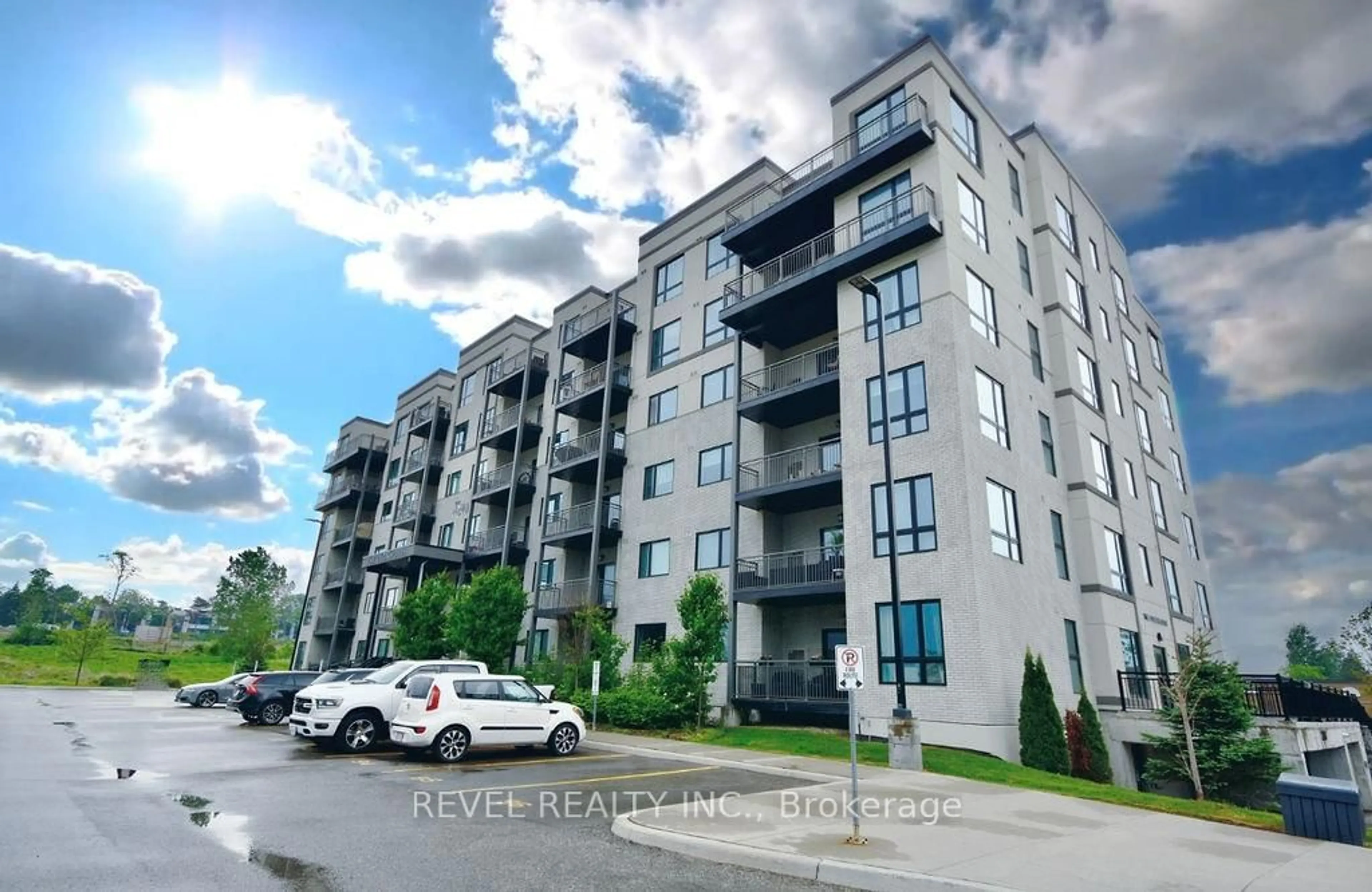 A pic from outside/outdoor area/front of a property/back of a property/a pic from drone, unknown for 299 Cundles Rd #208, Barrie Ontario L4M 0K9
