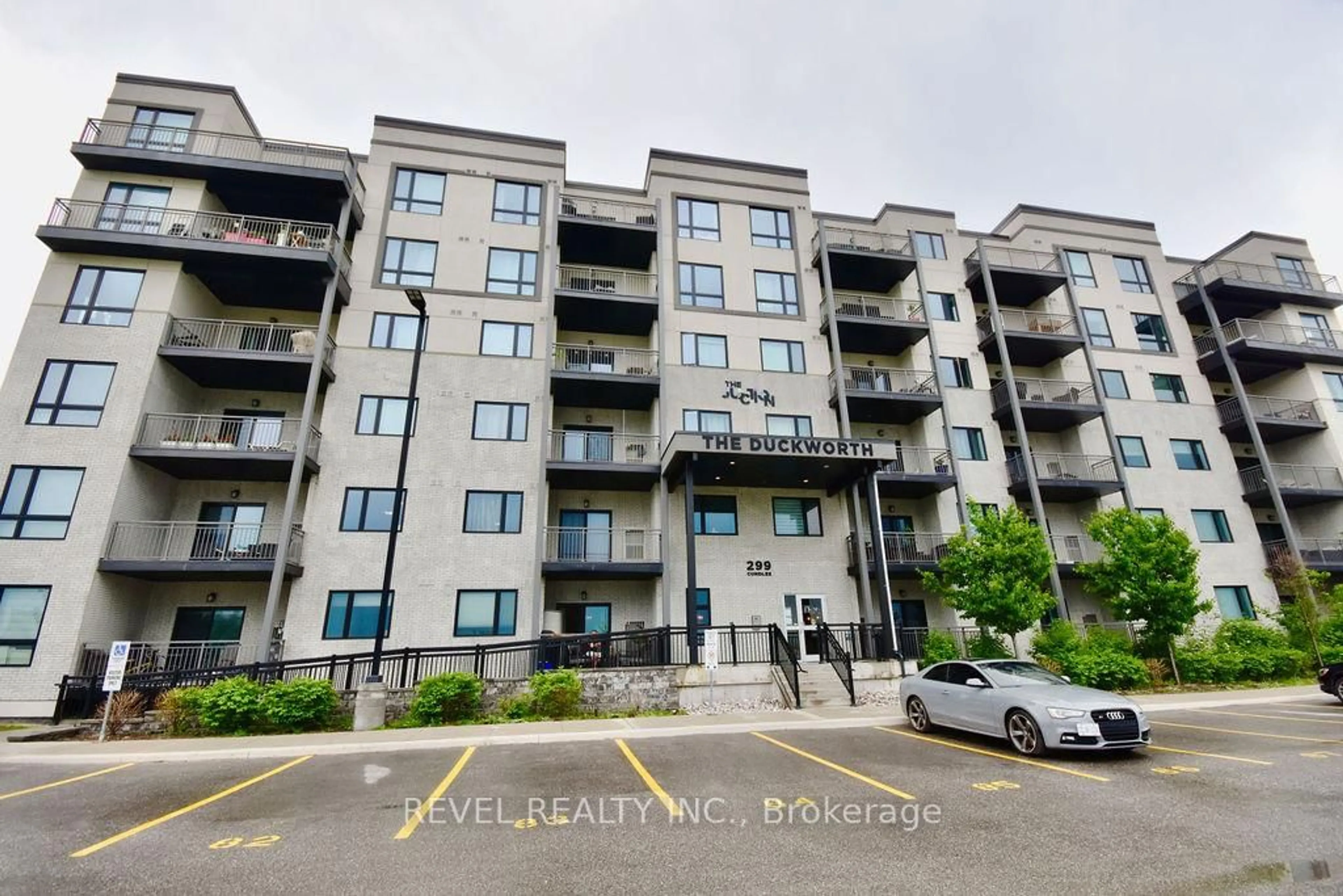 A pic from outside/outdoor area/front of a property/back of a property/a pic from drone, unknown for 299 Cundles Rd #208, Barrie Ontario L4M 0K9