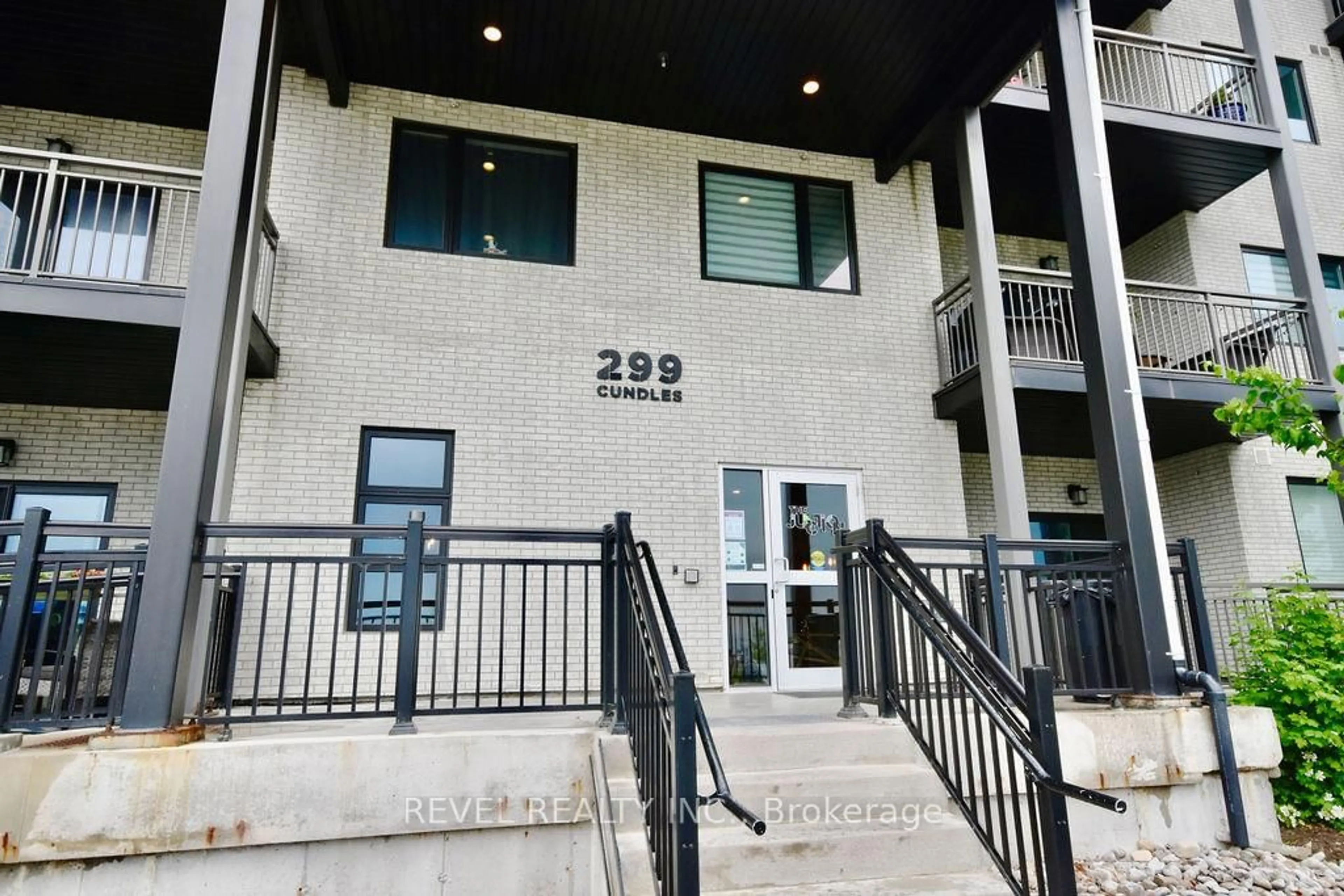 Indoor foyer for 299 Cundles Rd #208, Barrie Ontario L4M 0K9