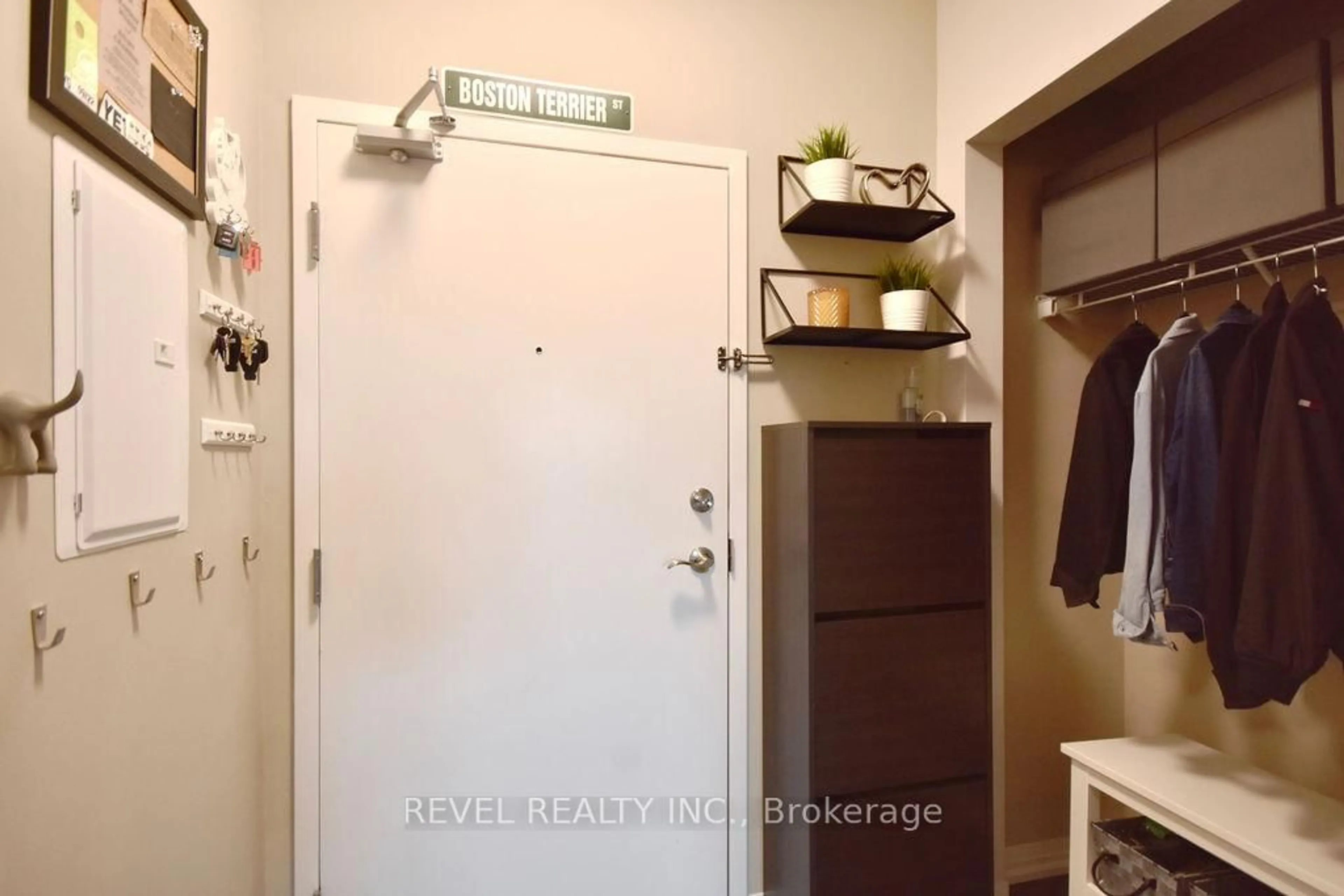 Indoor entryway for 299 Cundles Rd #208, Barrie Ontario L4M 0K9