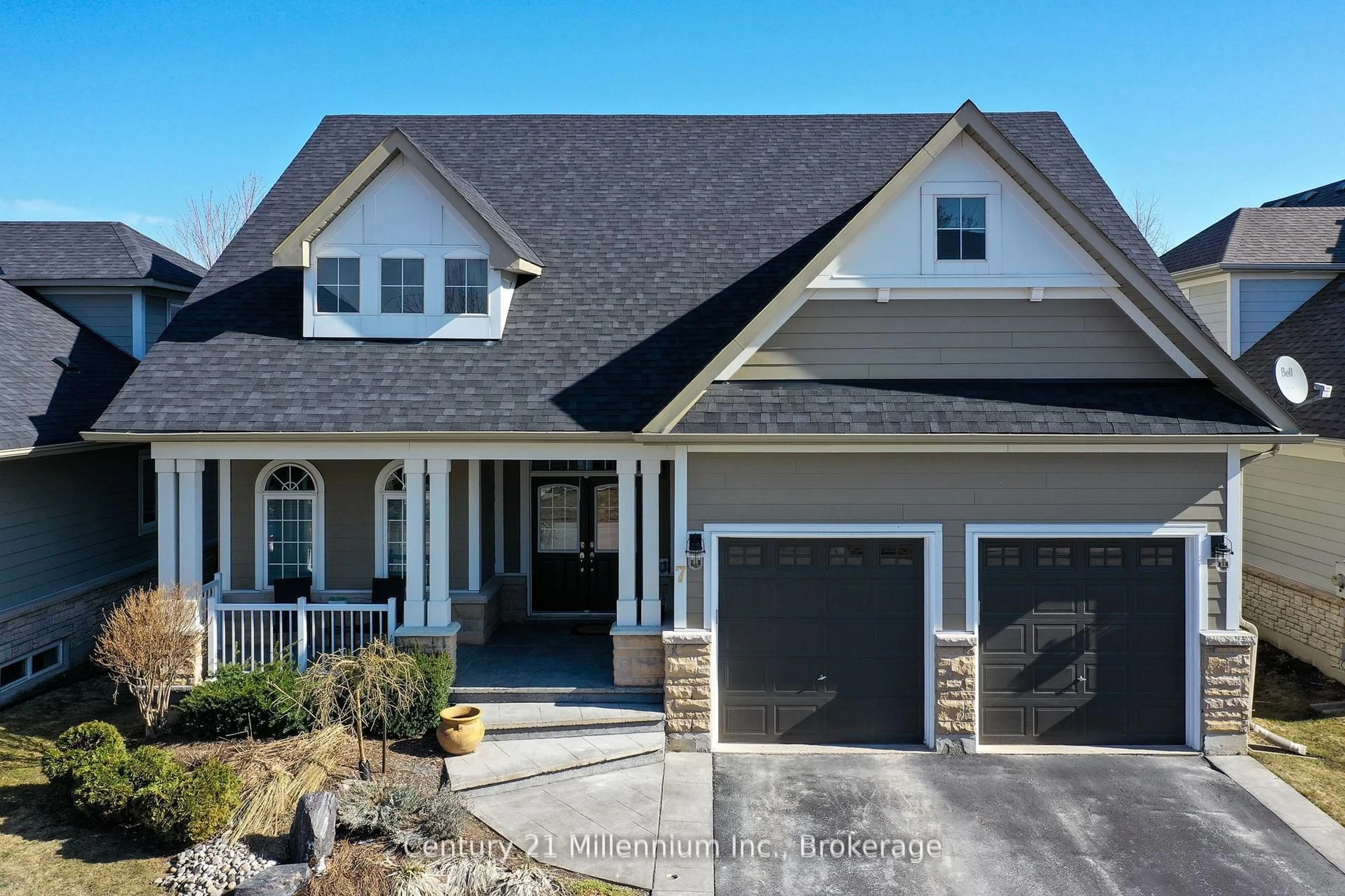 Home with vinyl exterior material, street for 7 Clubhouse Dr, Collingwood Ontario L9Y 4Z5