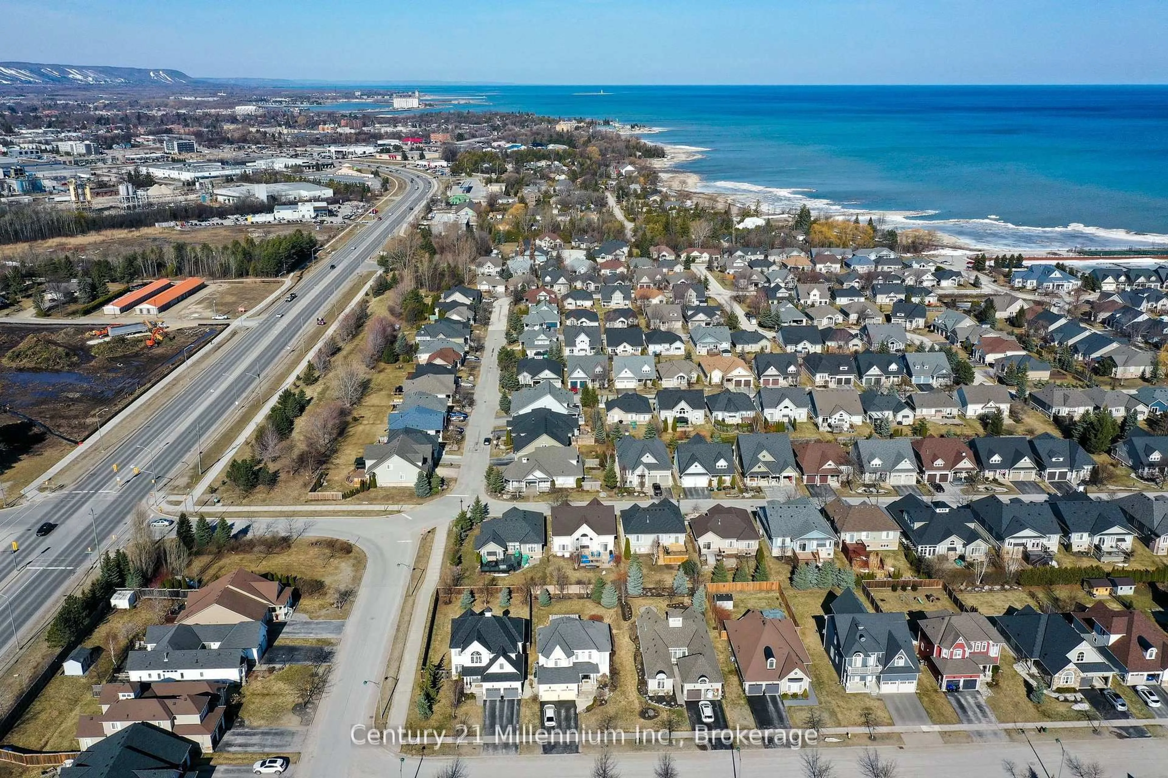 A pic from outside/outdoor area/front of a property/back of a property/a pic from drone, street for 7 Clubhouse Dr, Collingwood Ontario L9Y 4Z5
