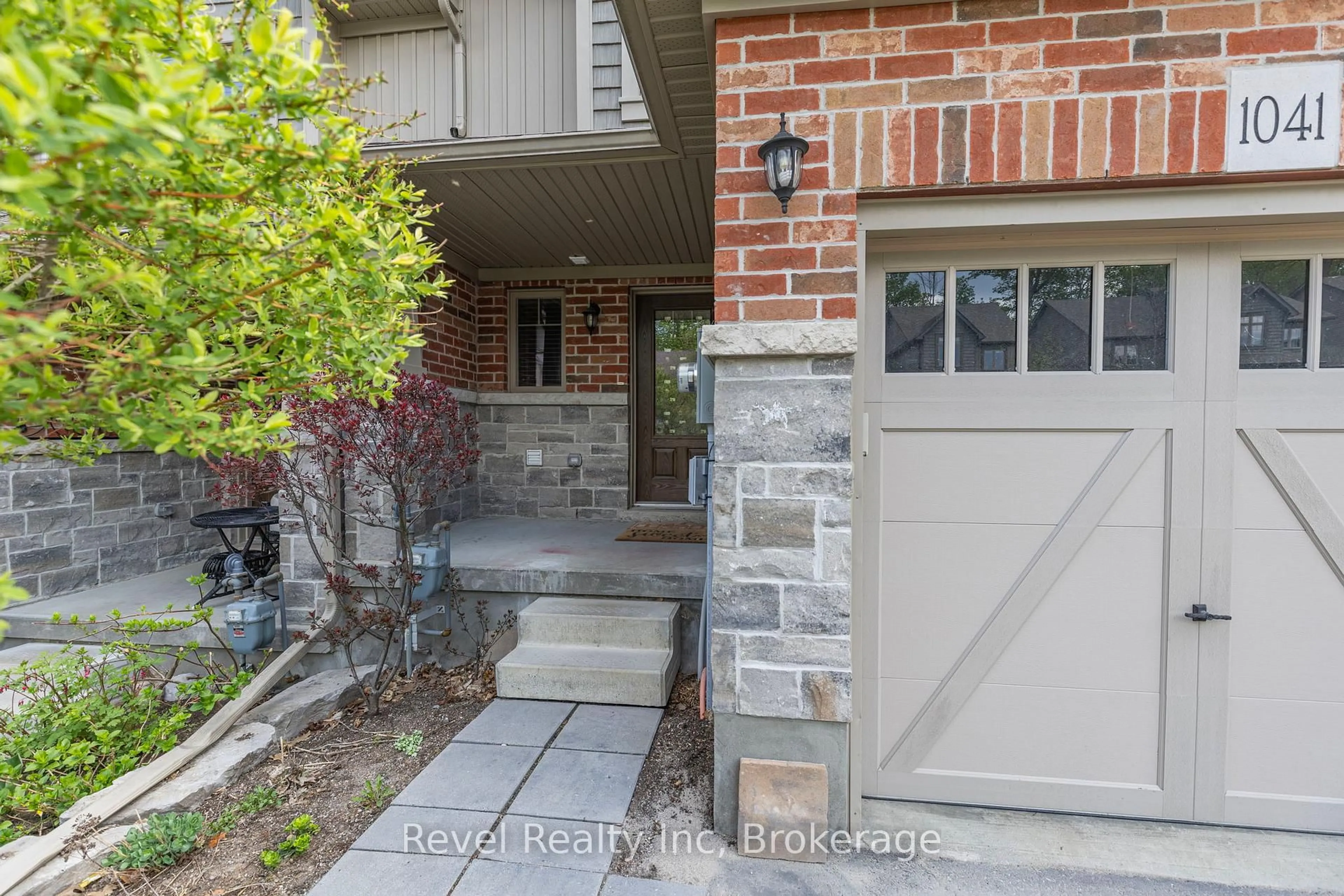 Indoor entryway for 1041 Cook Dr, Midland Ontario L4R 0E4