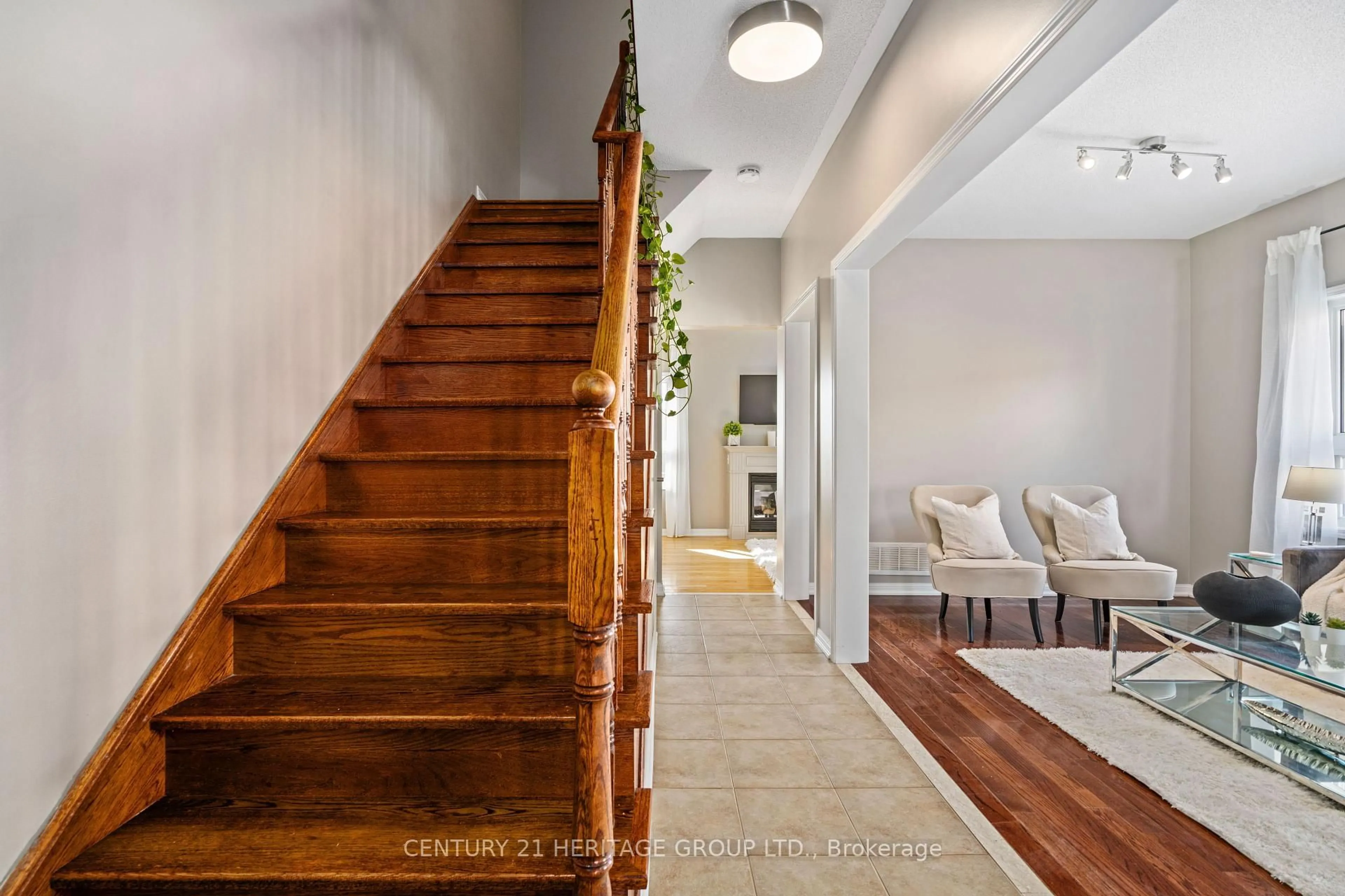 Indoor entryway for 18 Tudor Cres, Barrie Ontario L4M 0A8