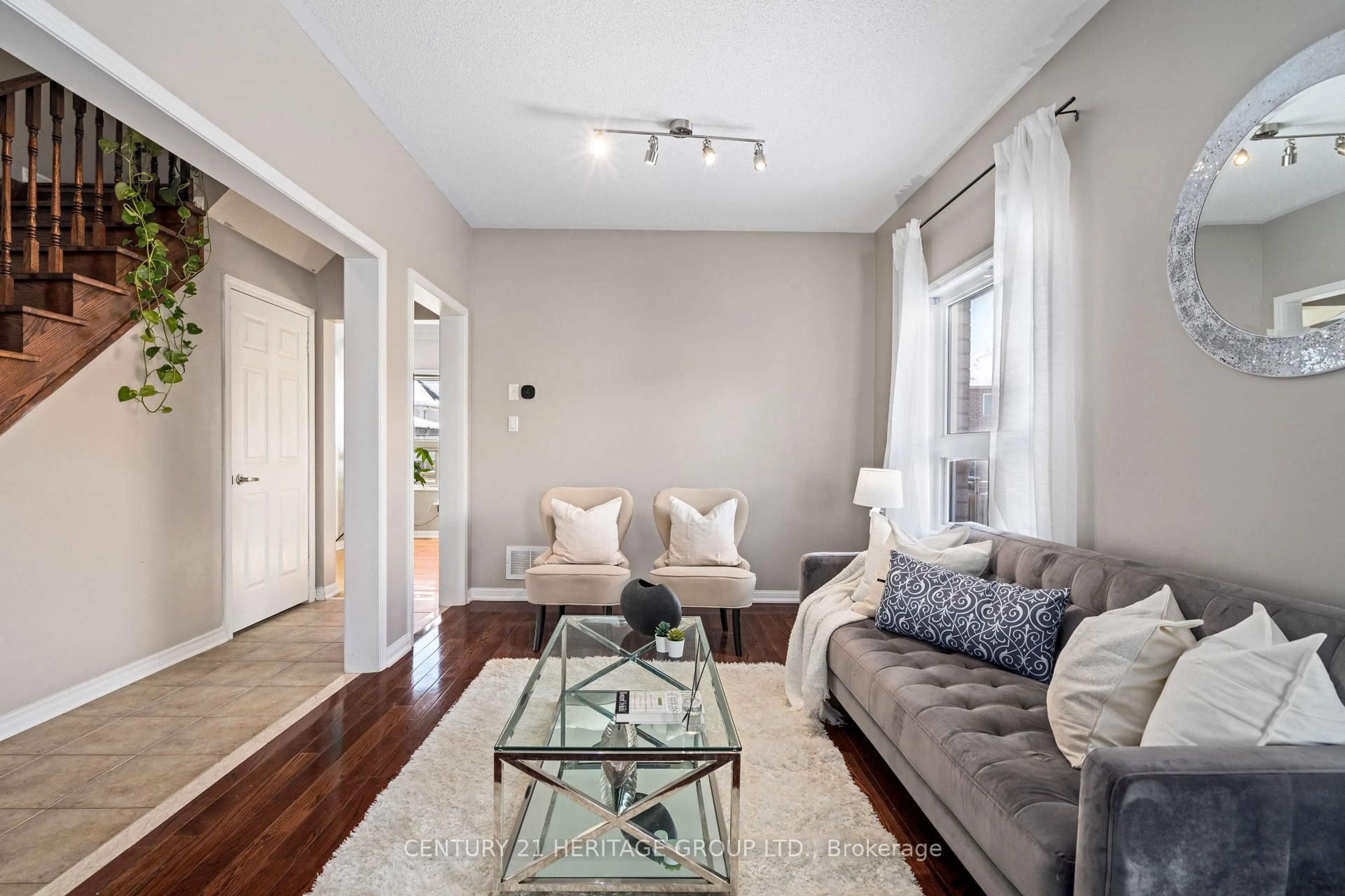 Living room with furniture, unknown for 18 Tudor Cres, Barrie Ontario L4M 0A8