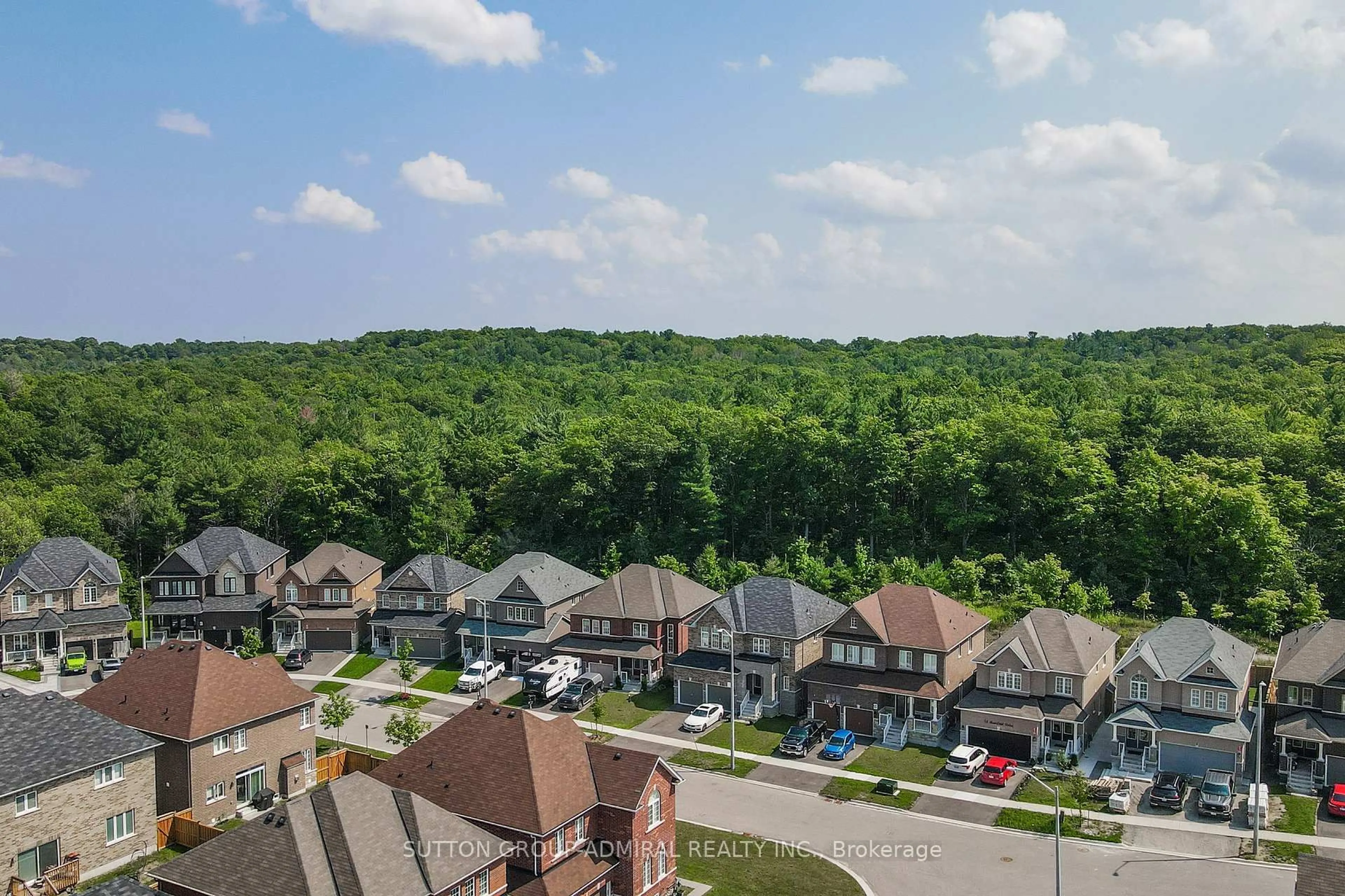 A pic from outside/outdoor area/front of a property/back of a property/a pic from drone, unknown for 3 Cypress Point St, Barrie Ontario L4N 5S4