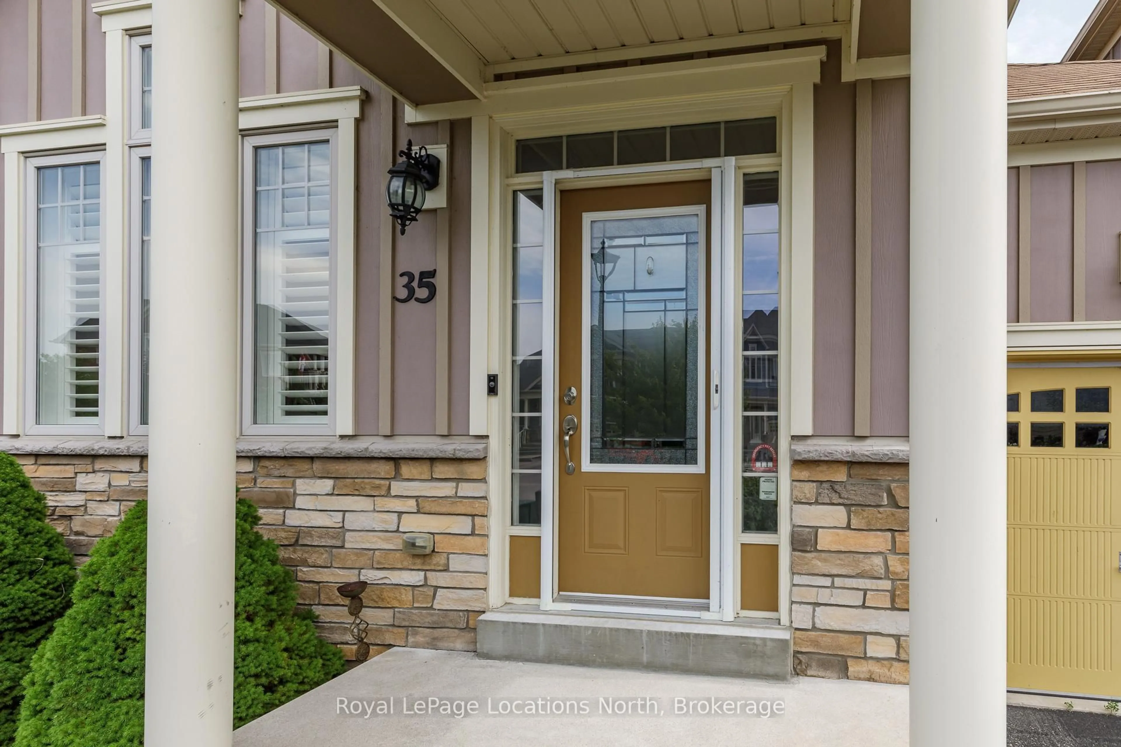 Indoor entryway for 35 Sandy Coast Cres, Wasaga Beach Ontario L9Z 2L2