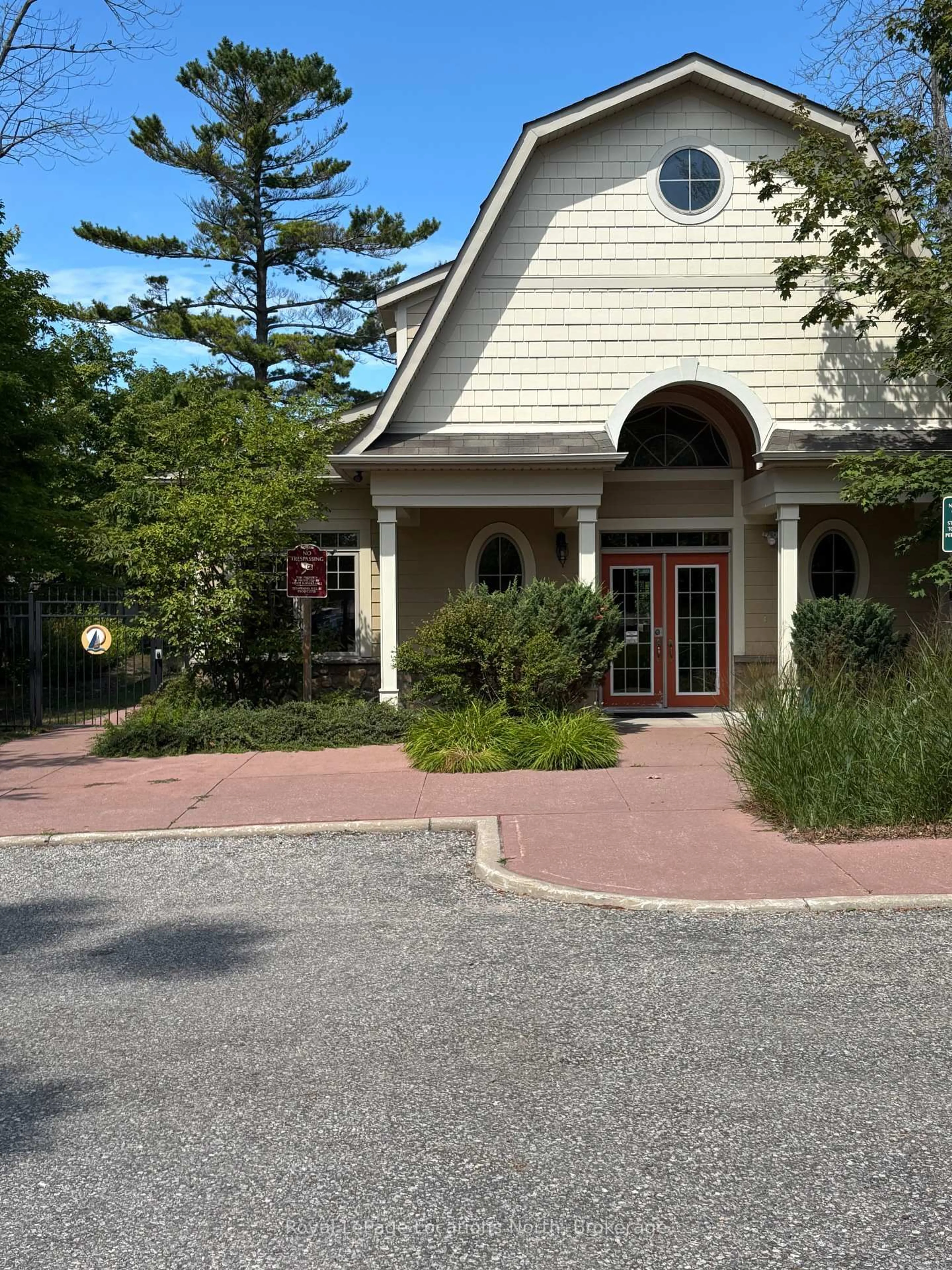 Indoor foyer for 35 Sandy Coast Cres, Wasaga Beach Ontario L9Z 2L2