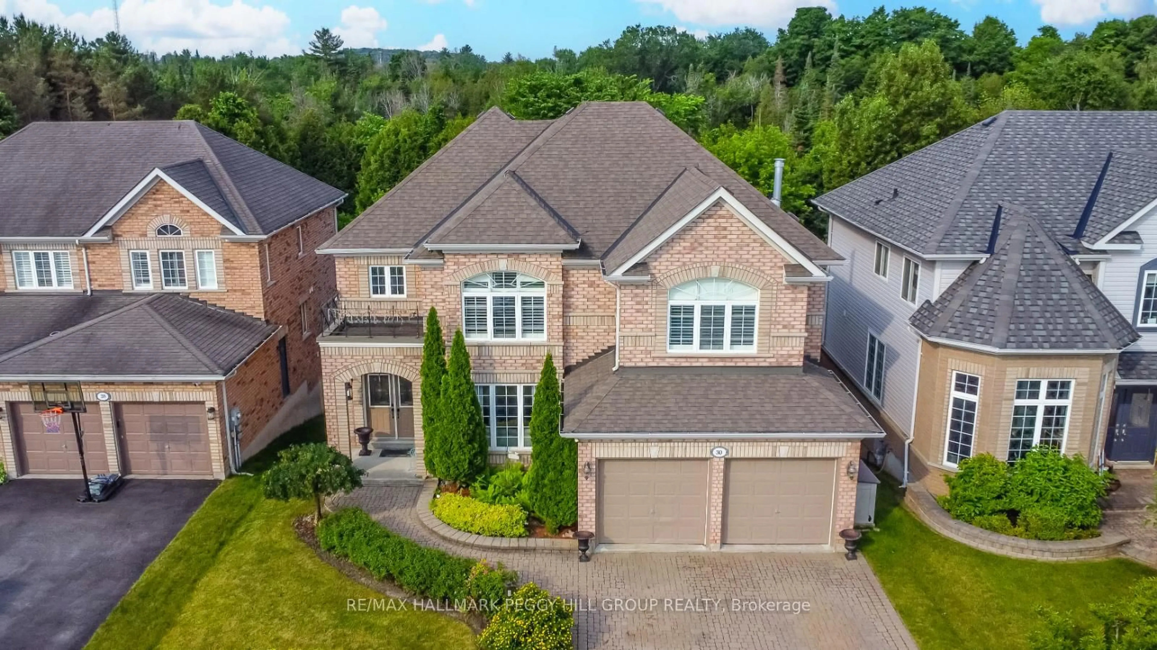A pic from outside/outdoor area/front of a property/back of a property/a pic from drone, street for 30 Birkhall Pl, Barrie Ontario L4N 0K6