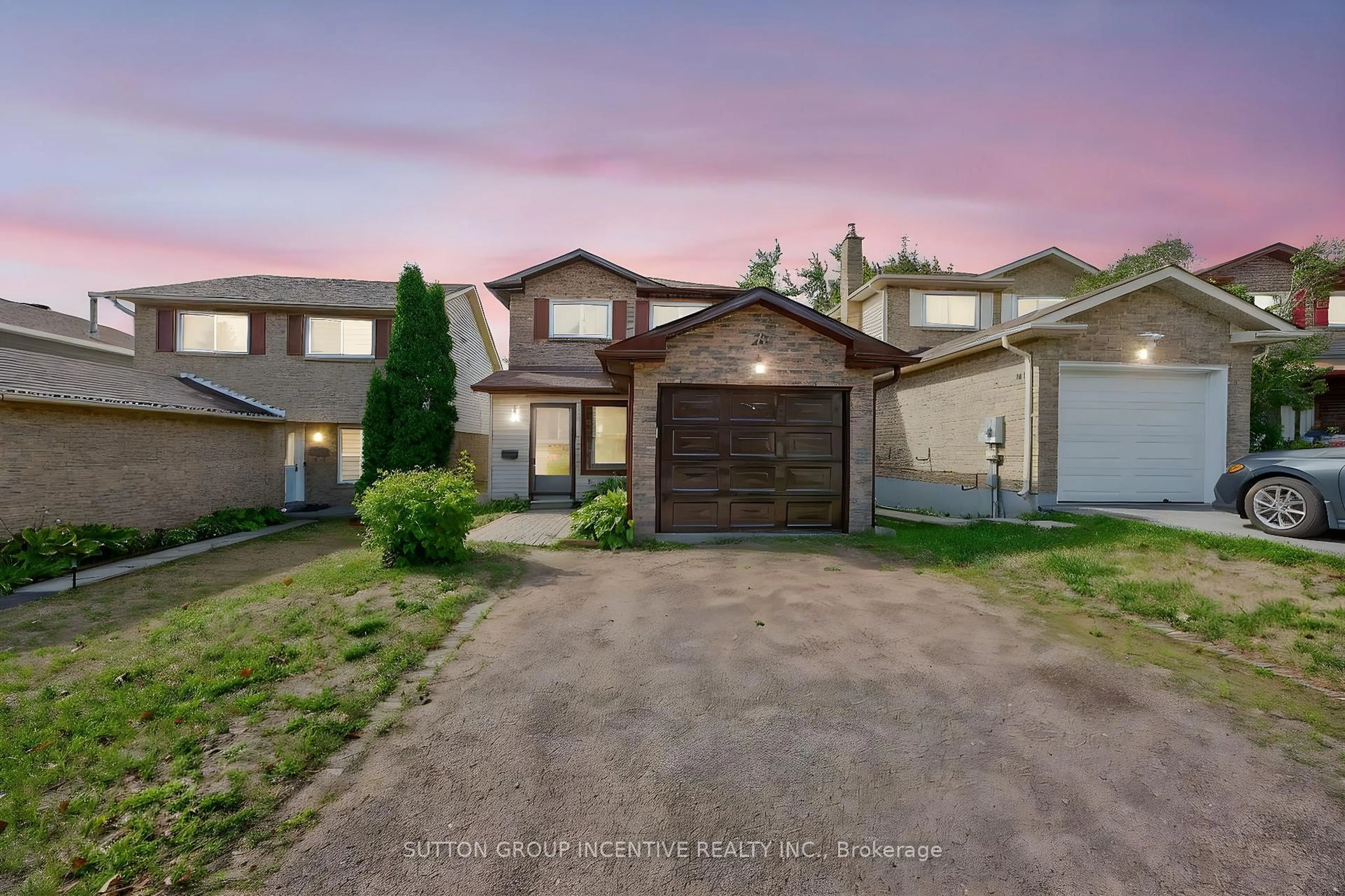 A pic from outside/outdoor area/front of a property/back of a property/a pic from drone, street for 20 Fox Ru, Barrie Ontario L4N 5L5