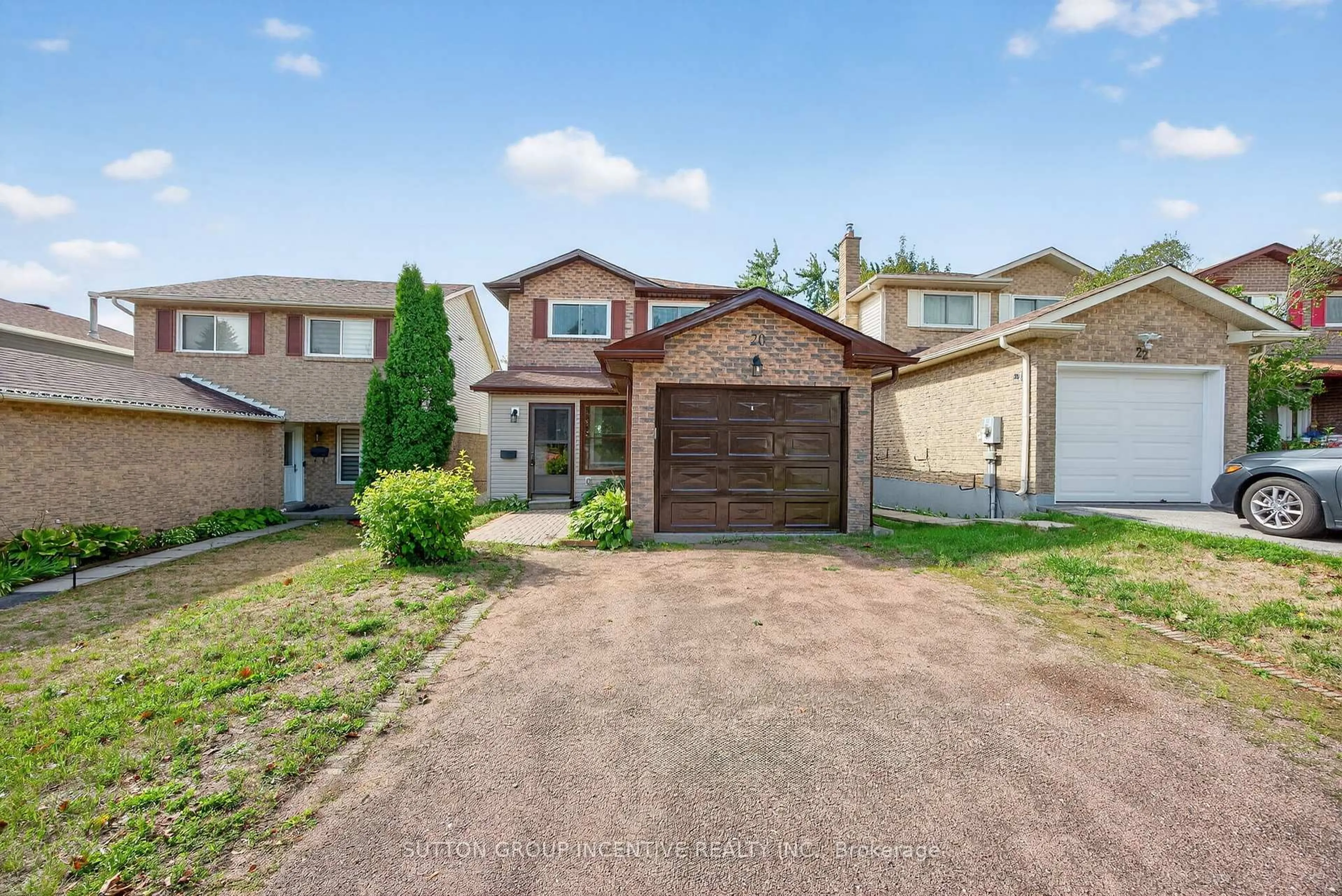 A pic from outside/outdoor area/front of a property/back of a property/a pic from drone, street for 20 Fox Ru, Barrie Ontario L4N 5L5