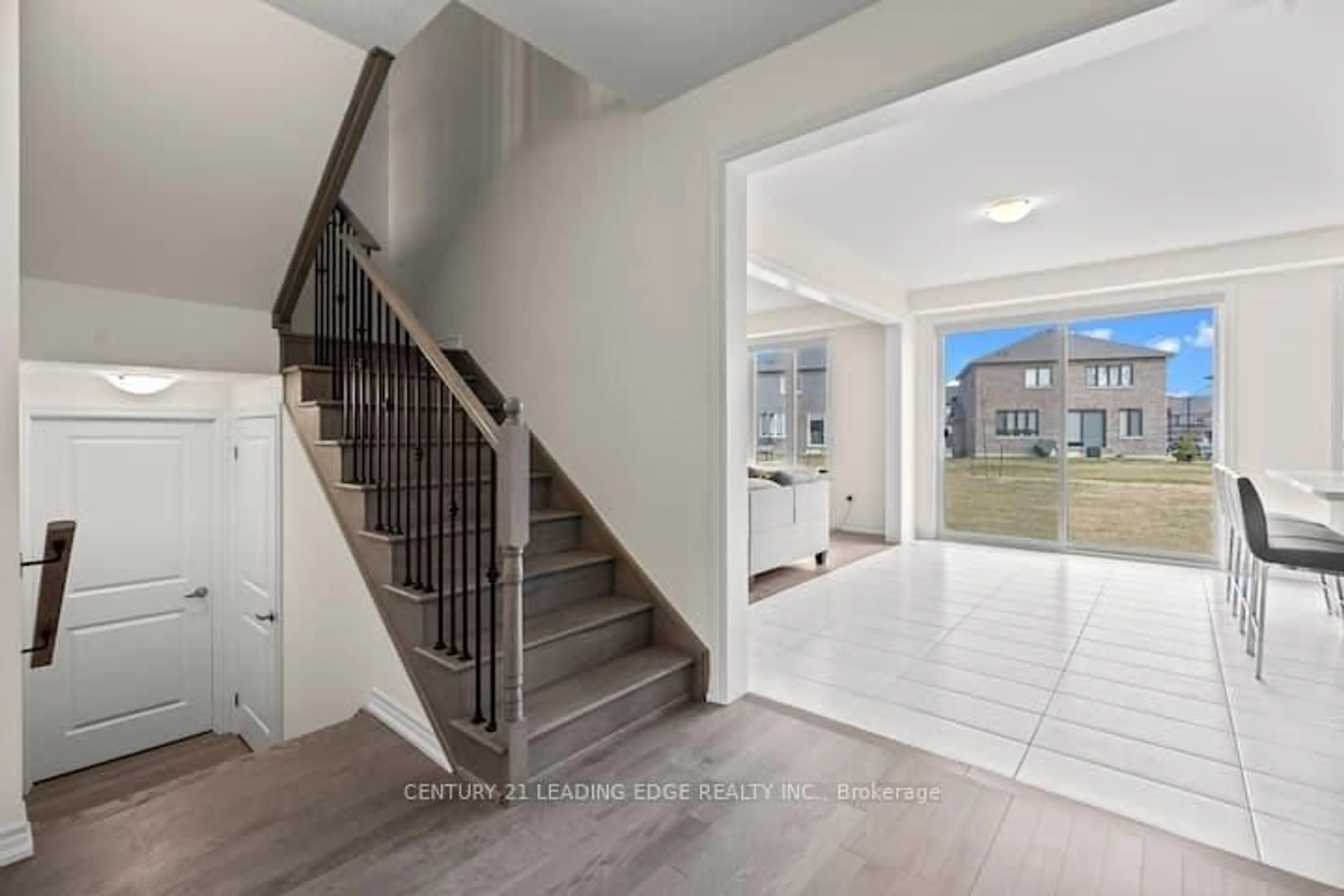 Indoor entryway for 165 ROSANNE Circ, Wasaga Beach Ontario L9Z 0N1