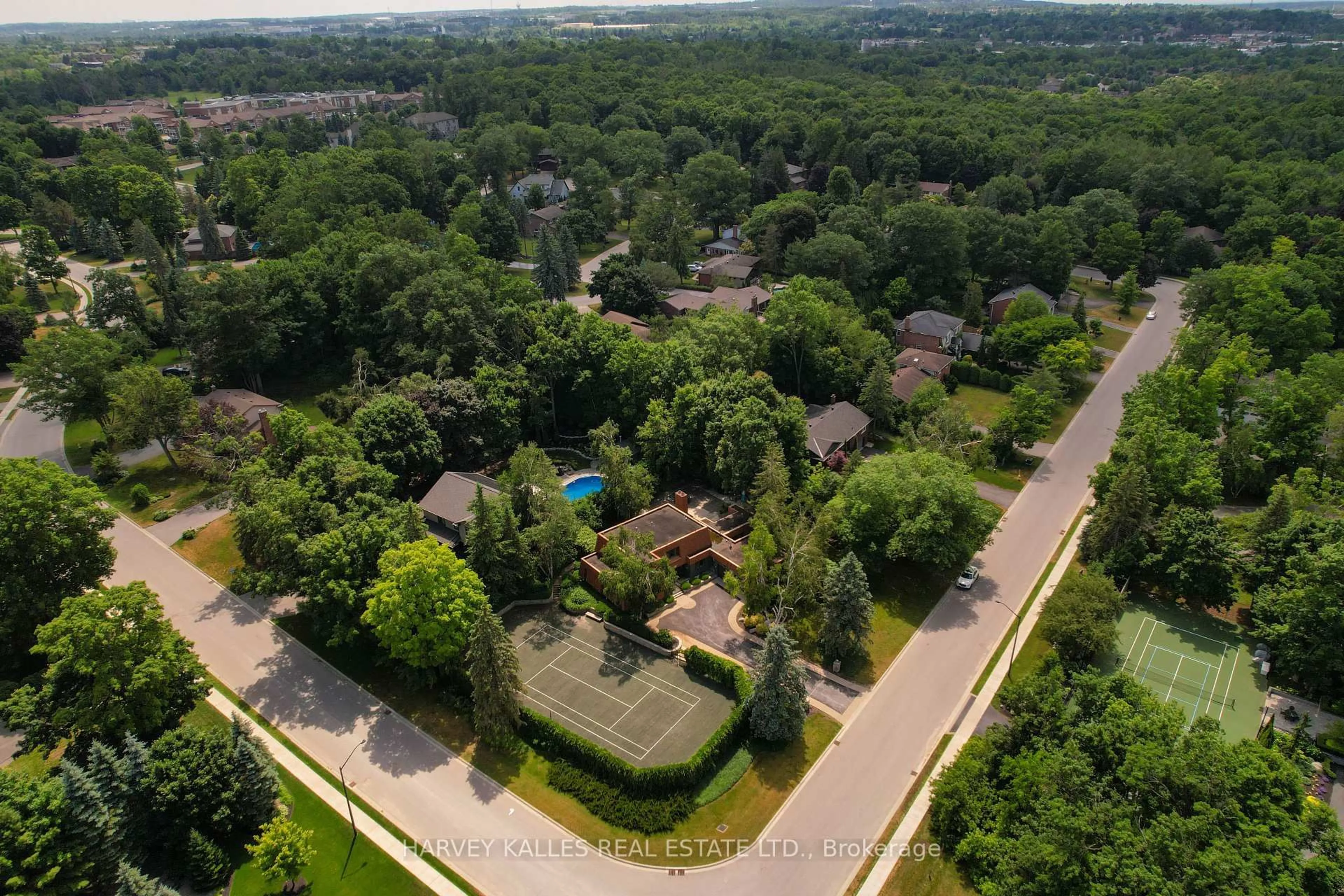 A pic from outside/outdoor area/front of a property/back of a property/a pic from drone, street for 23 Royal Oak Dr, Barrie Ontario L4N 7S5