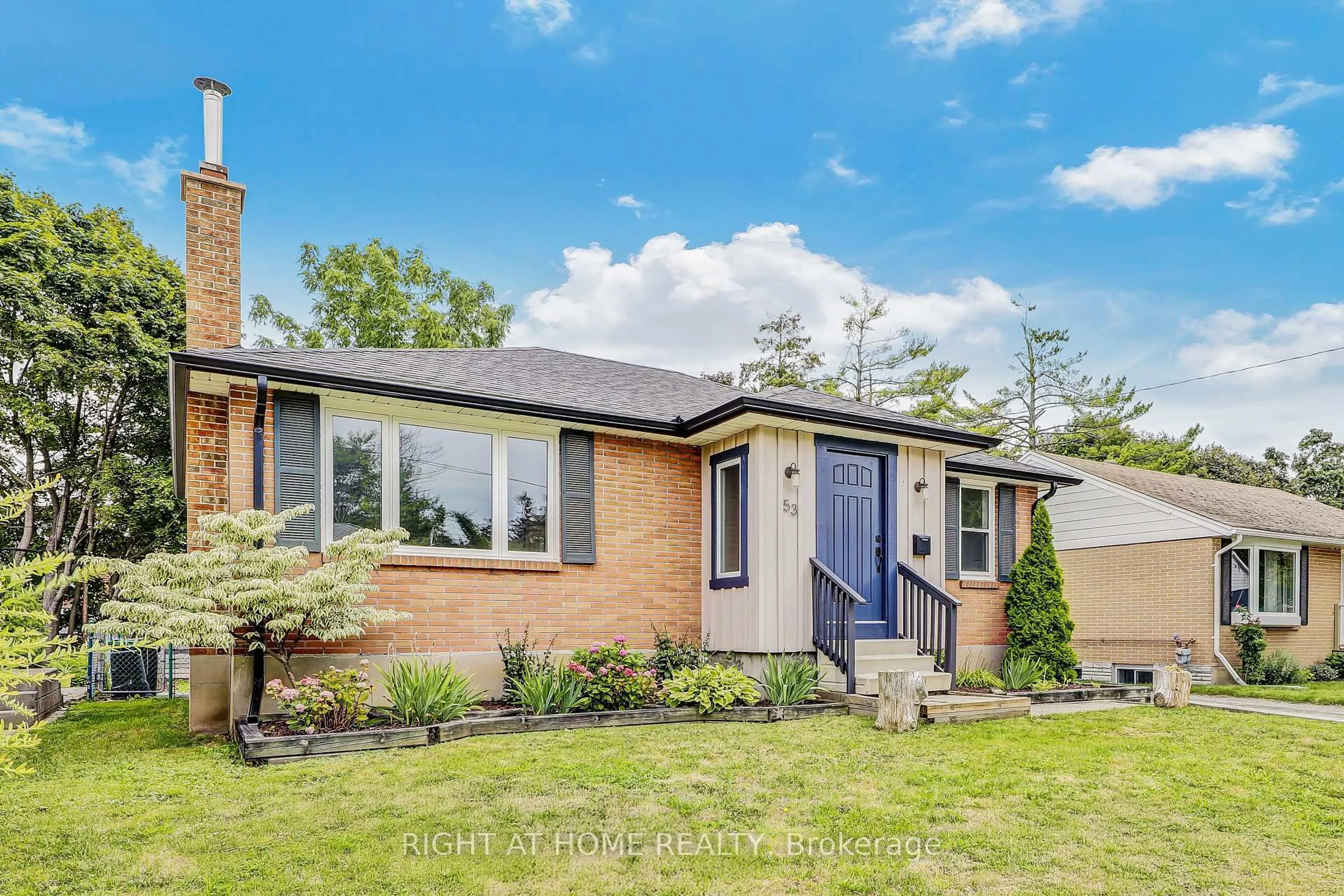 Home with brick exterior material, street for 53 Newton St, Barrie Ontario L4M 3N4