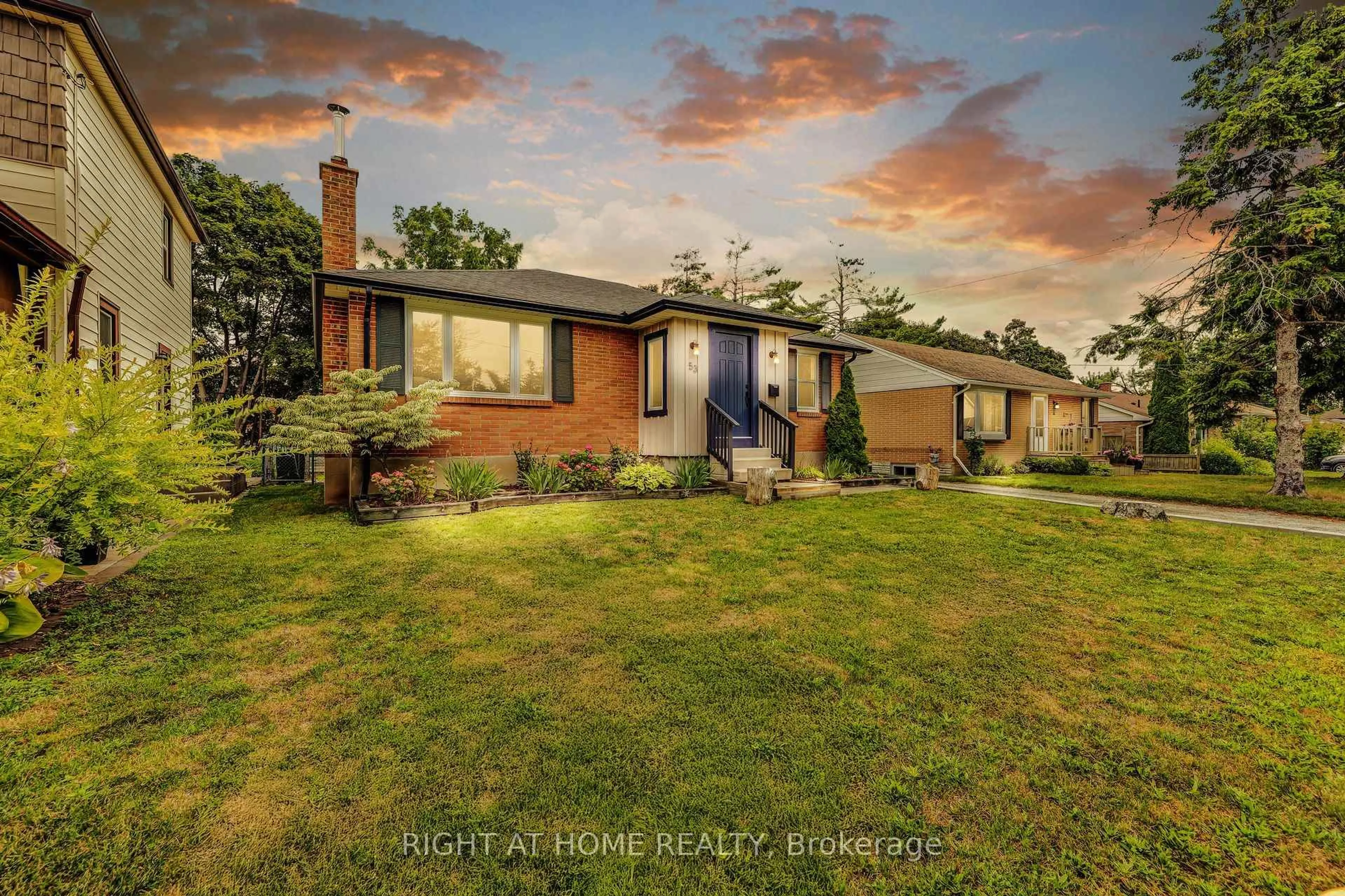 A pic from outside/outdoor area/front of a property/back of a property/a pic from drone, unknown for 53 Newton St, Barrie Ontario L4M 3N4
