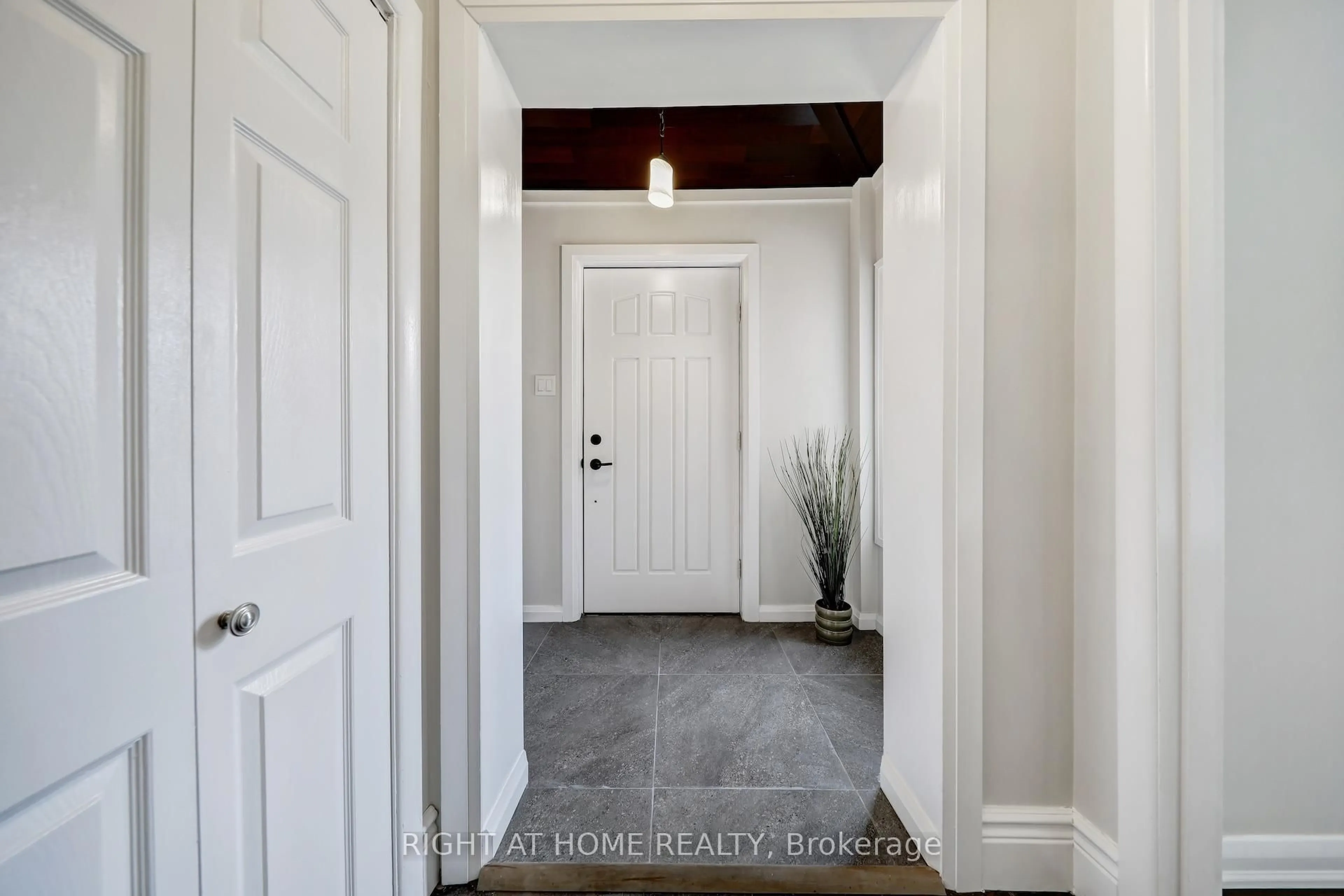 Indoor entryway for 53 Newton St, Barrie Ontario L4M 3N4