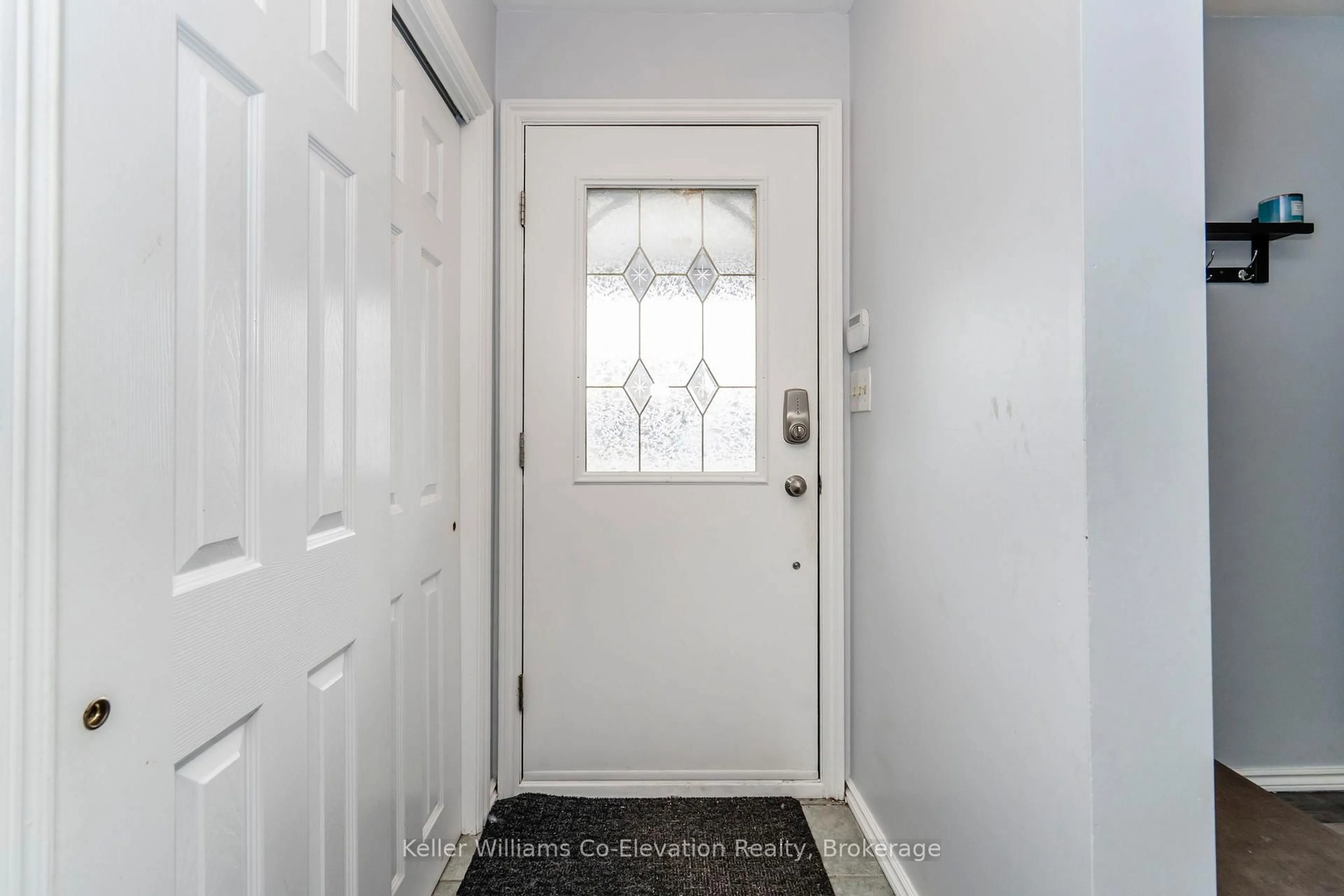 Indoor entryway for 1 Bonaventure Pl, Penetanguishene Ontario L9M 1J3
