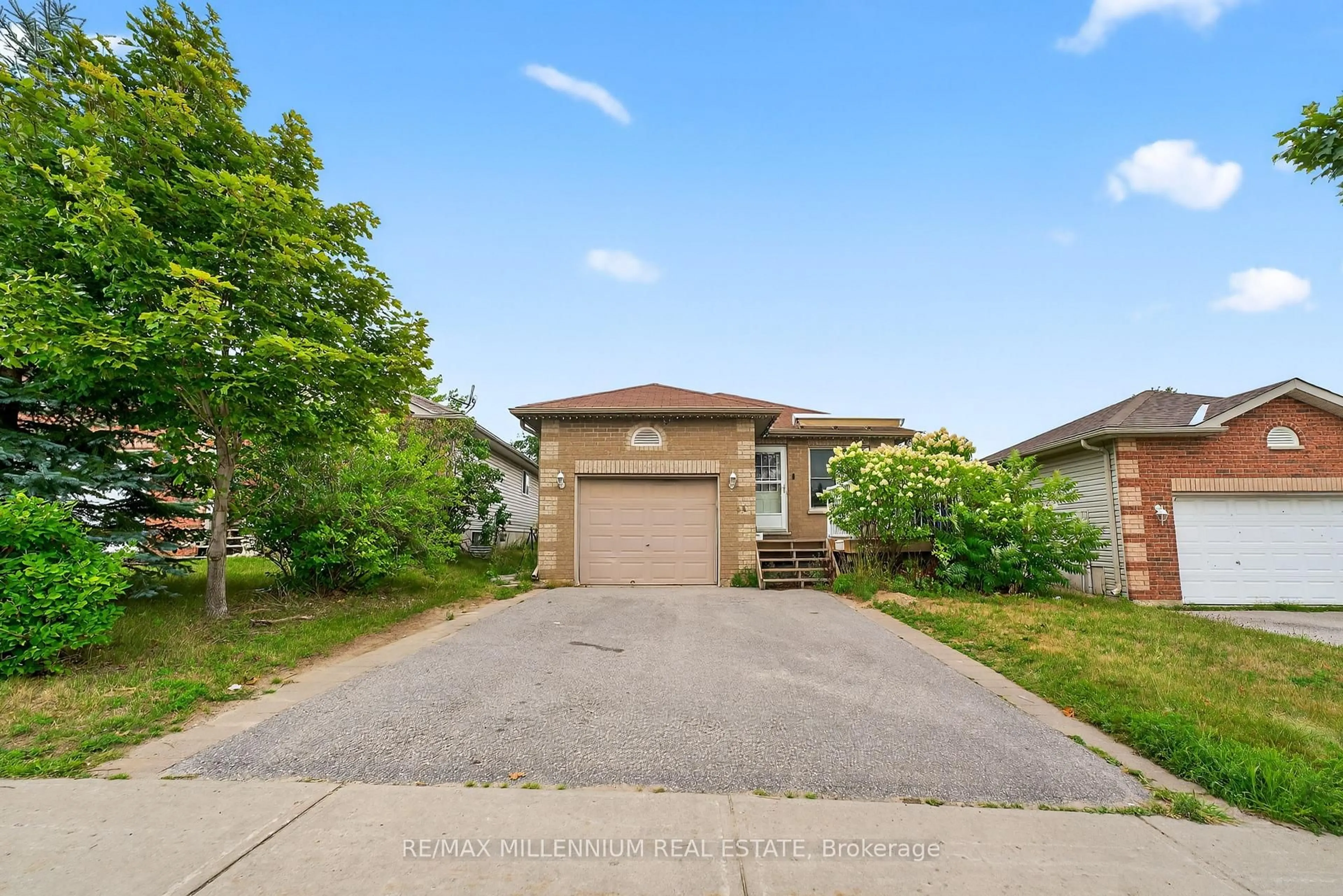 A pic from outside/outdoor area/front of a property/back of a property/a pic from drone, street for 44 Hanmer St, Barrie Ontario L4M 6V1