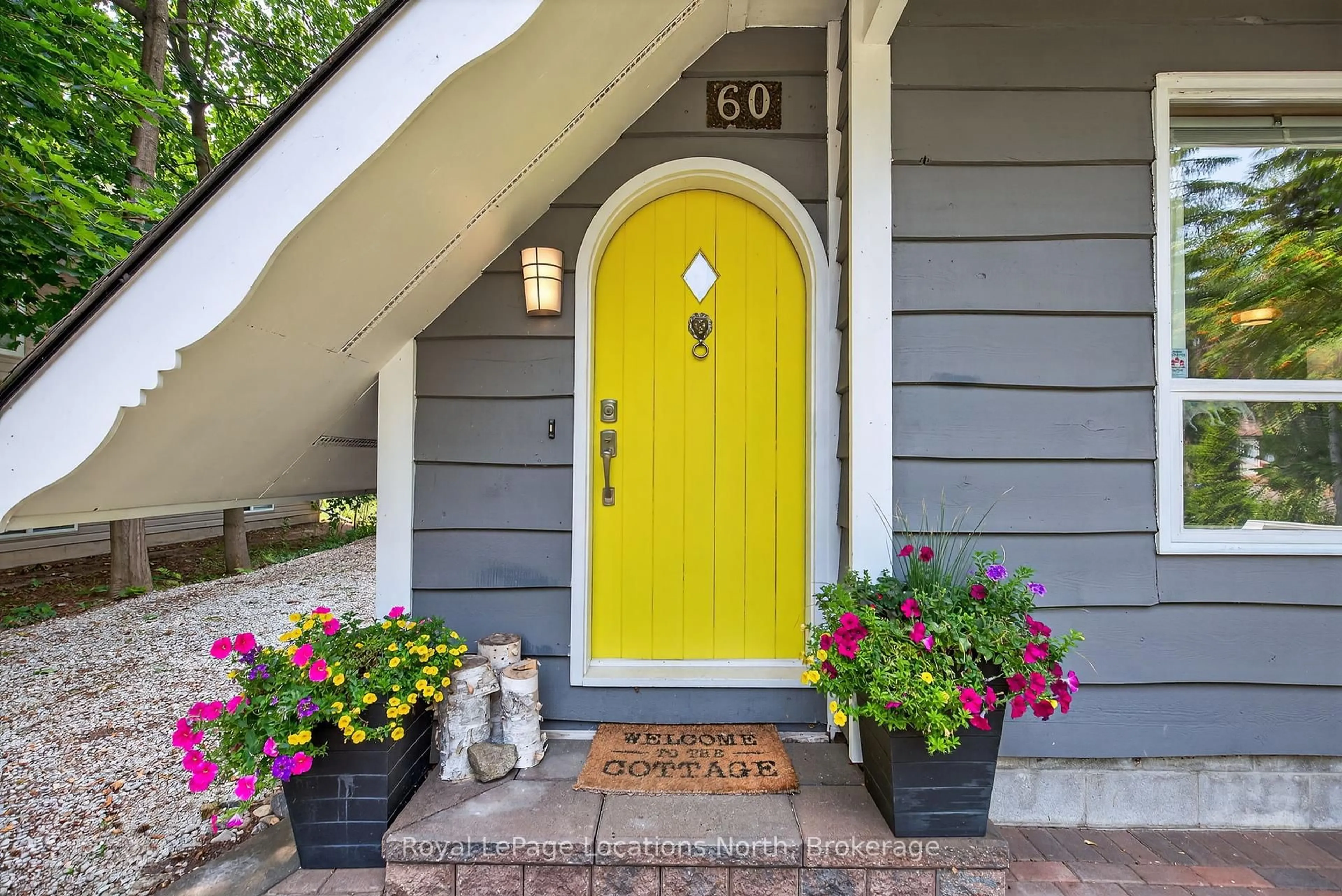 Indoor entryway for 60 59th St, Wasaga Beach Ontario L9Z 1V9