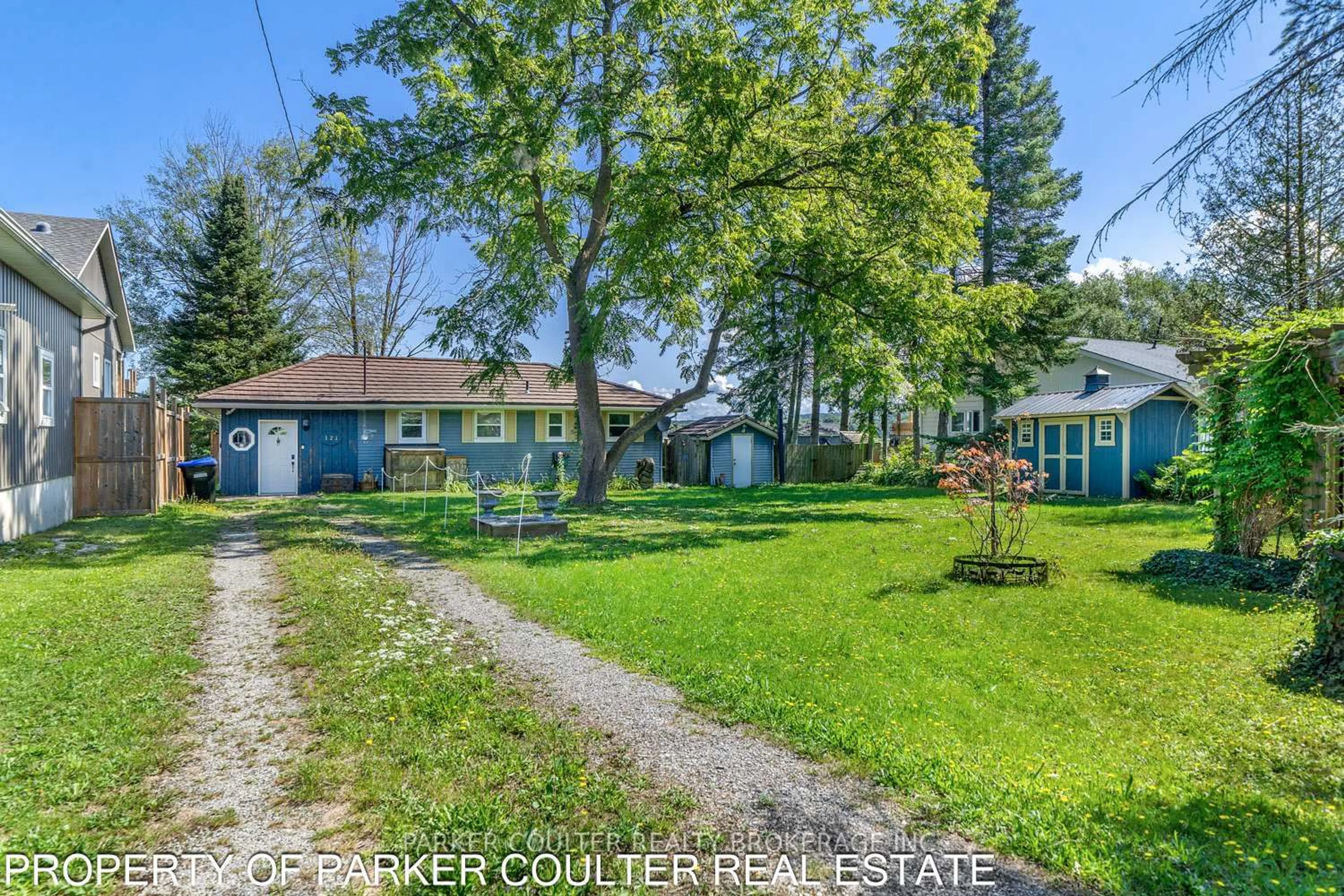A pic from outside/outdoor area/front of a property/back of a property/a pic from drone, street for 121 Maskinonge Rd, Tay Ontario L0K 2A0