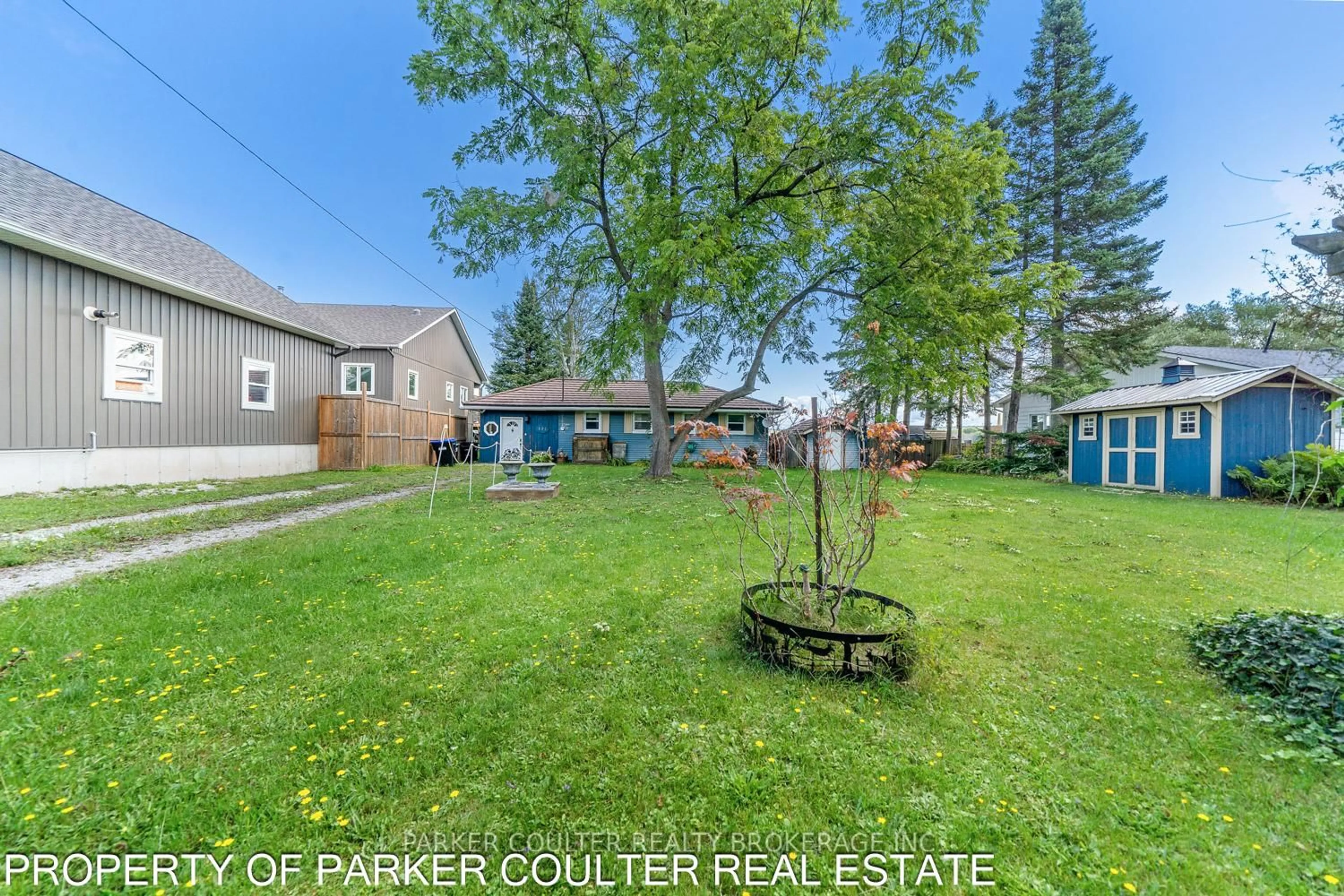 A pic from outside/outdoor area/front of a property/back of a property/a pic from drone, street for 121 Maskinonge Rd, Tay Ontario L0K 2A0