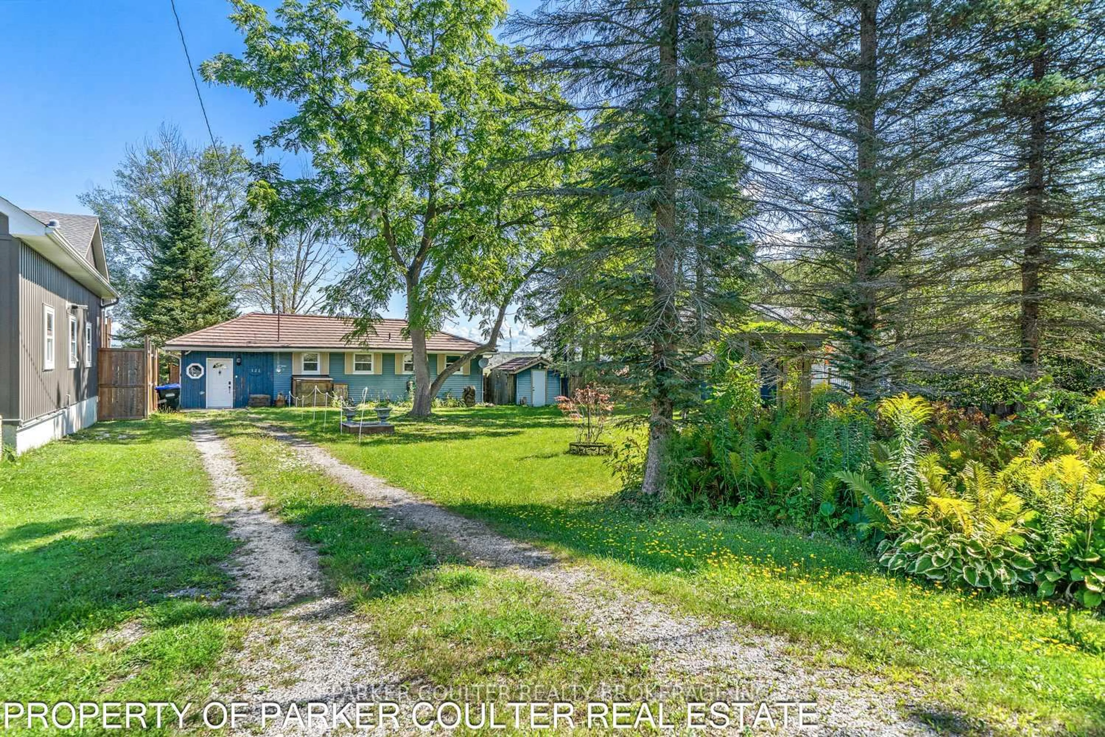 A pic from outside/outdoor area/front of a property/back of a property/a pic from drone, street for 121 Maskinonge Rd, Tay Ontario L0K 2A0