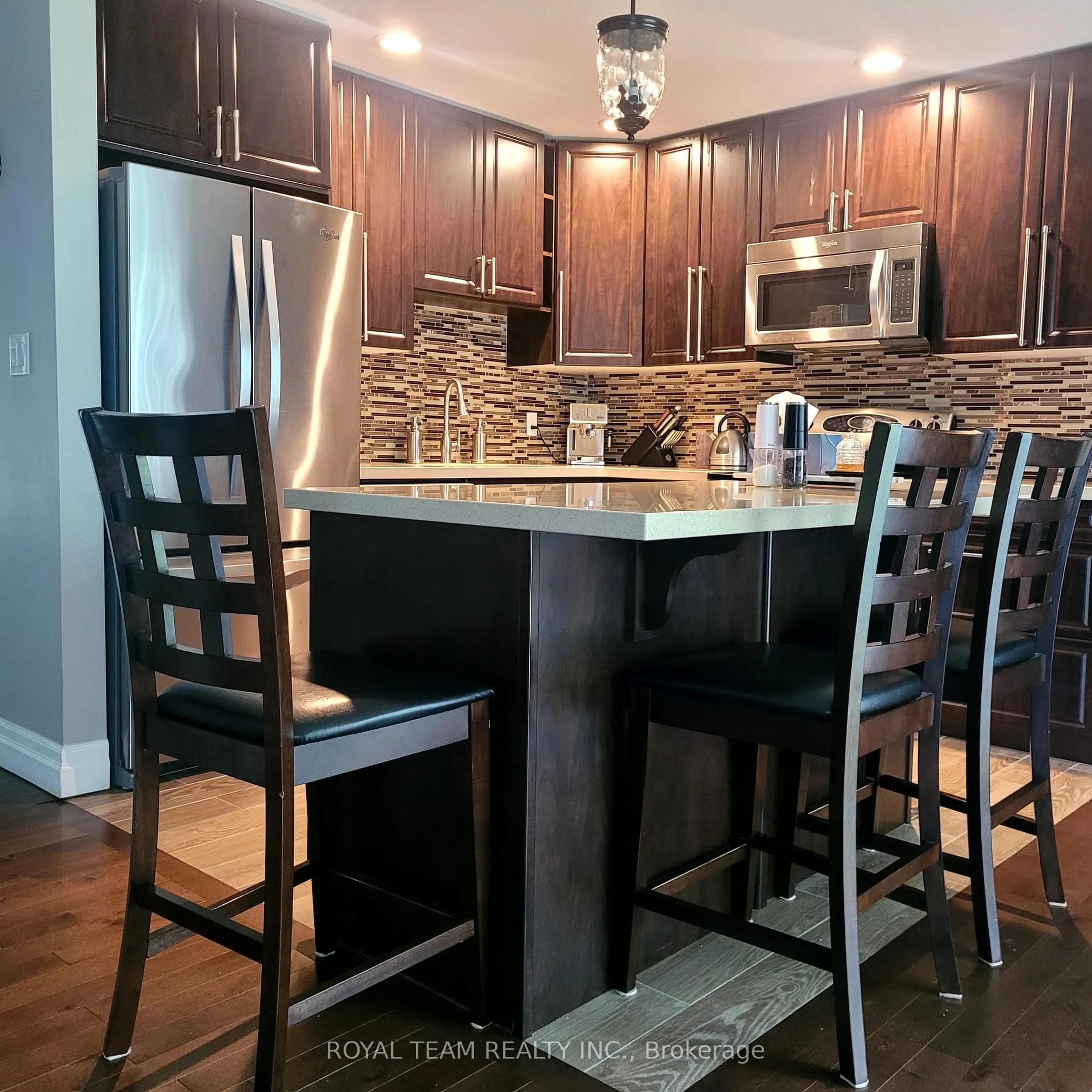 Contemporary kitchen, wood/laminate floor for 1021 Bannister St, Tay Ontario L0L 1P0