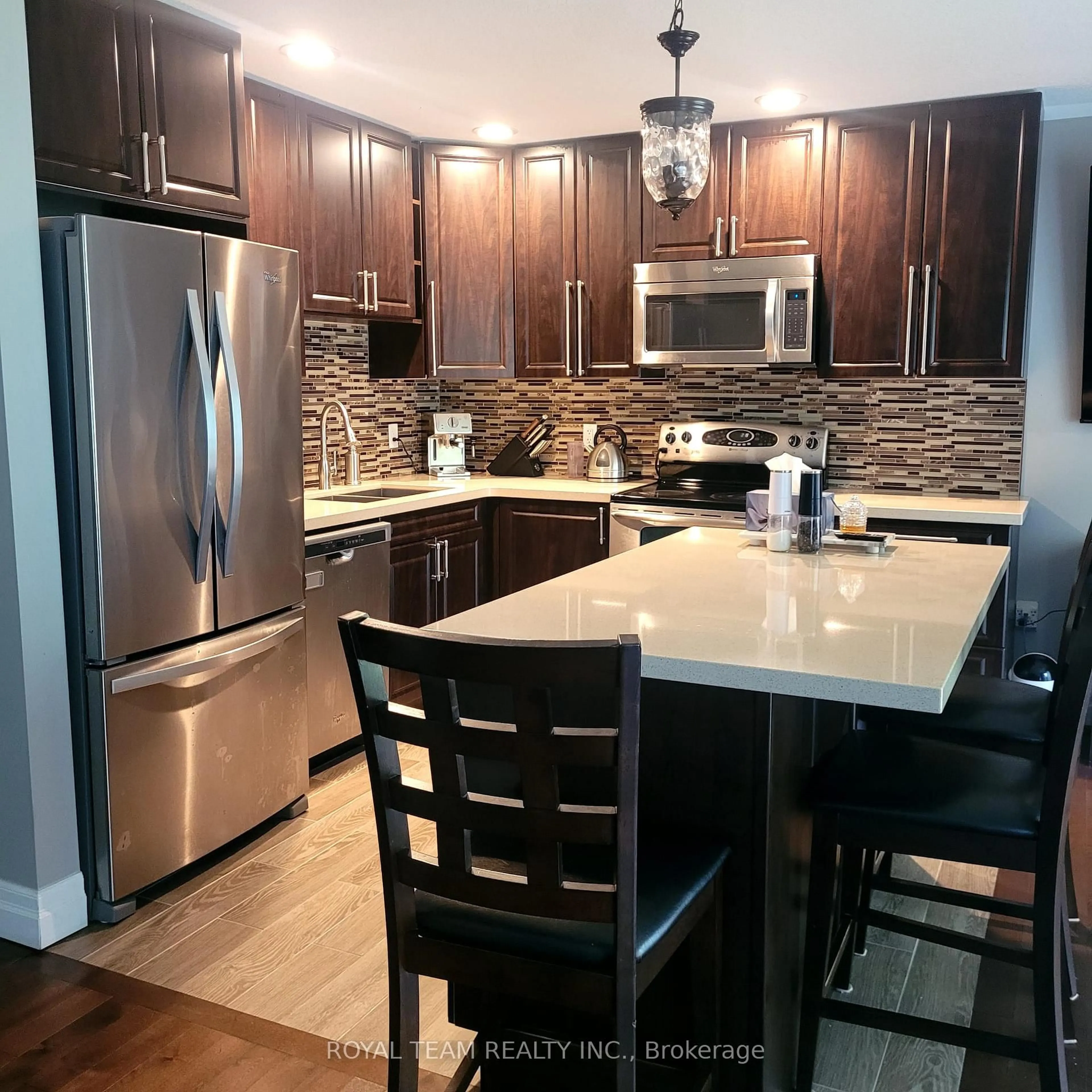Contemporary kitchen, wood/laminate floor for 1021 Bannister St, Tay Ontario L0L 1P0
